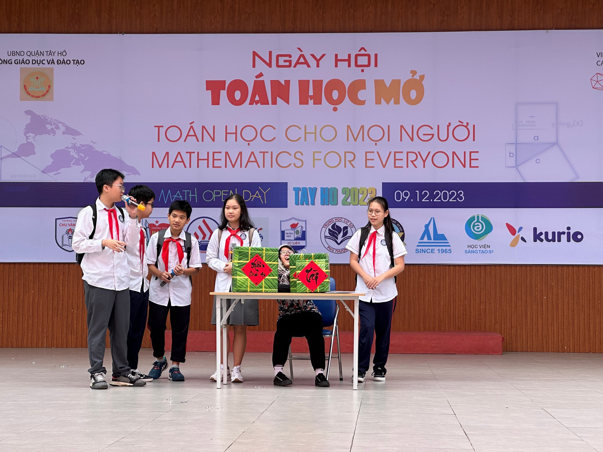 Học sinh được 'chạm' vào toán học theo những cách rất khác - Ảnh 3. Học sinh được 'chạm' vào toán học theo những cách rất khác - Ảnh 3.