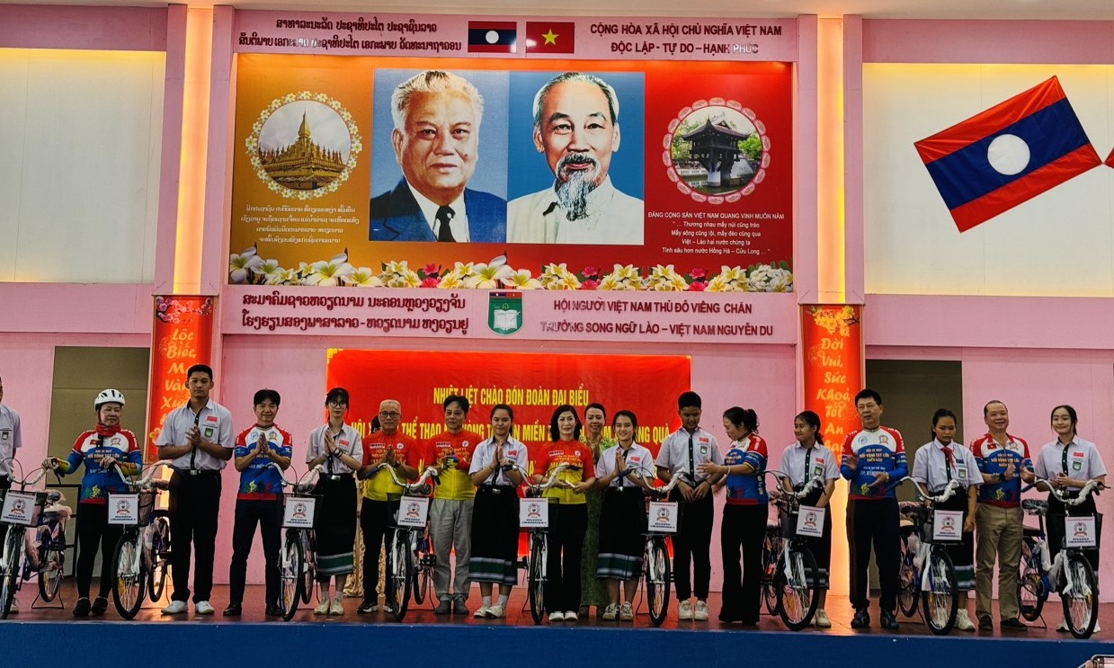 Báo Thanh Niên tặng xe đạp tiếp sức học sinh, sinh viên đến trường - Ảnh 3. Báo Thanh Niên tặng xe đạp tiếp sức học sinh, sinh viên đến trường - Ảnh 3.