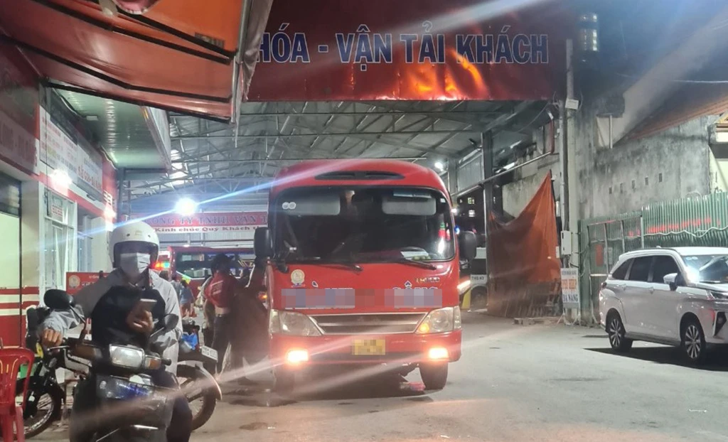 Bến xe 'lụi' hoạt động công khai - Ảnh 2. Bến xe 'lụi' hoạt động công khai - Ảnh 2.