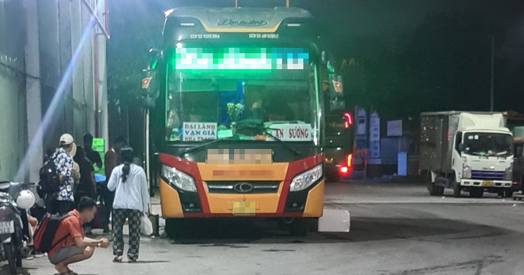 Bến xe 'lụi' hoạt động công khai - Ảnh 6. Bến xe 'lụi' hoạt động công khai - Ảnh 6.