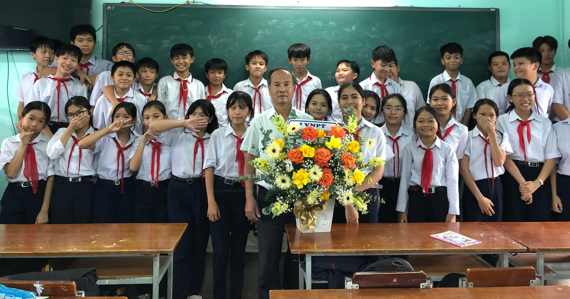 Từ vụ học sinh ném dép, dồn cô giáo vào góc tường: Đừng dạy lý thuyết suông! - Ảnh 2. Từ vụ học sinh ném dép, dồn cô giáo vào góc tường: Đừng dạy lý thuyết suông! - Ảnh 2.