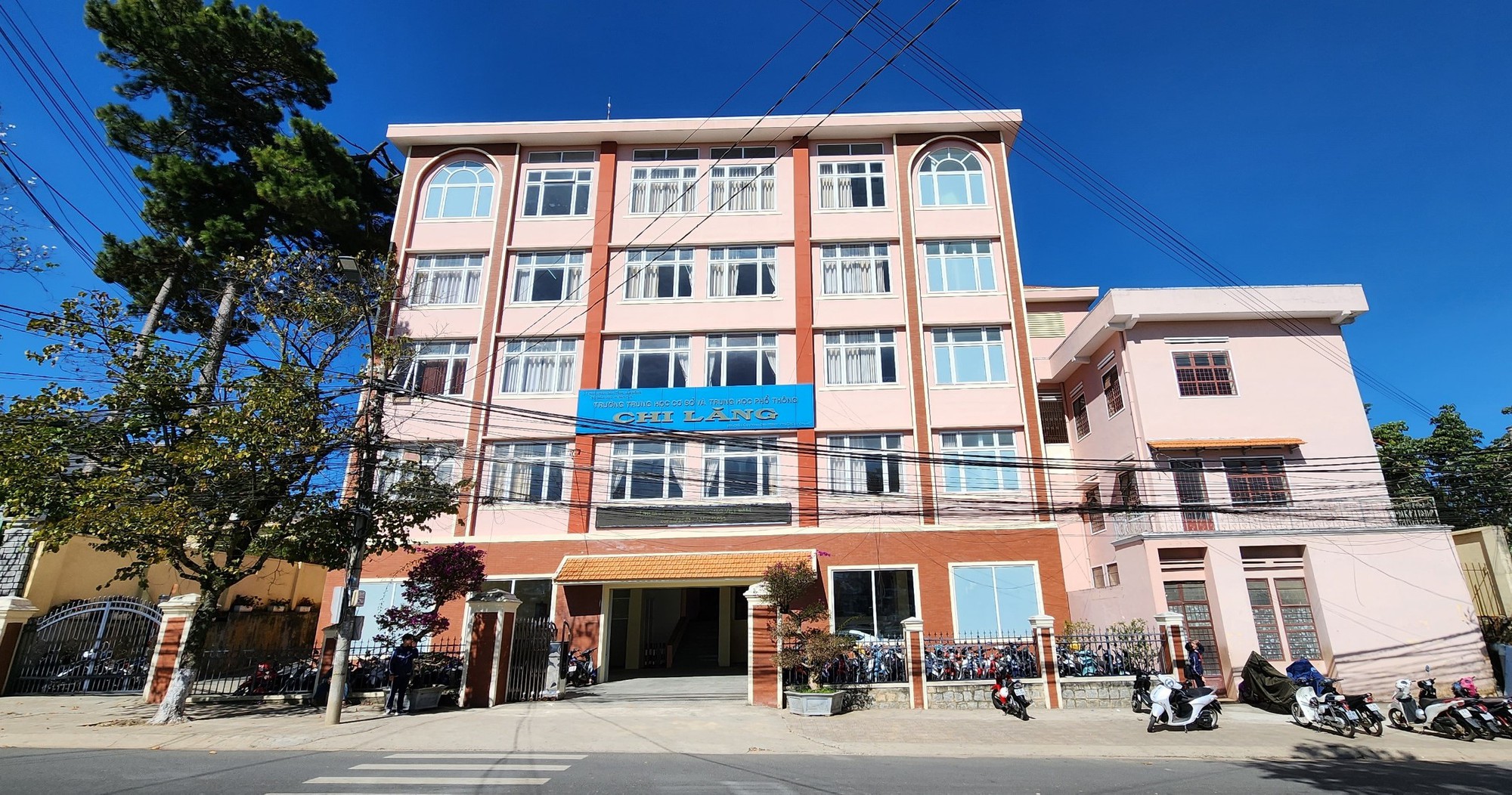 Đà Lạt: Sập la phông trường học nhưng hiệu trưởng nói không ảnh hưởng gì - Ảnh 3.