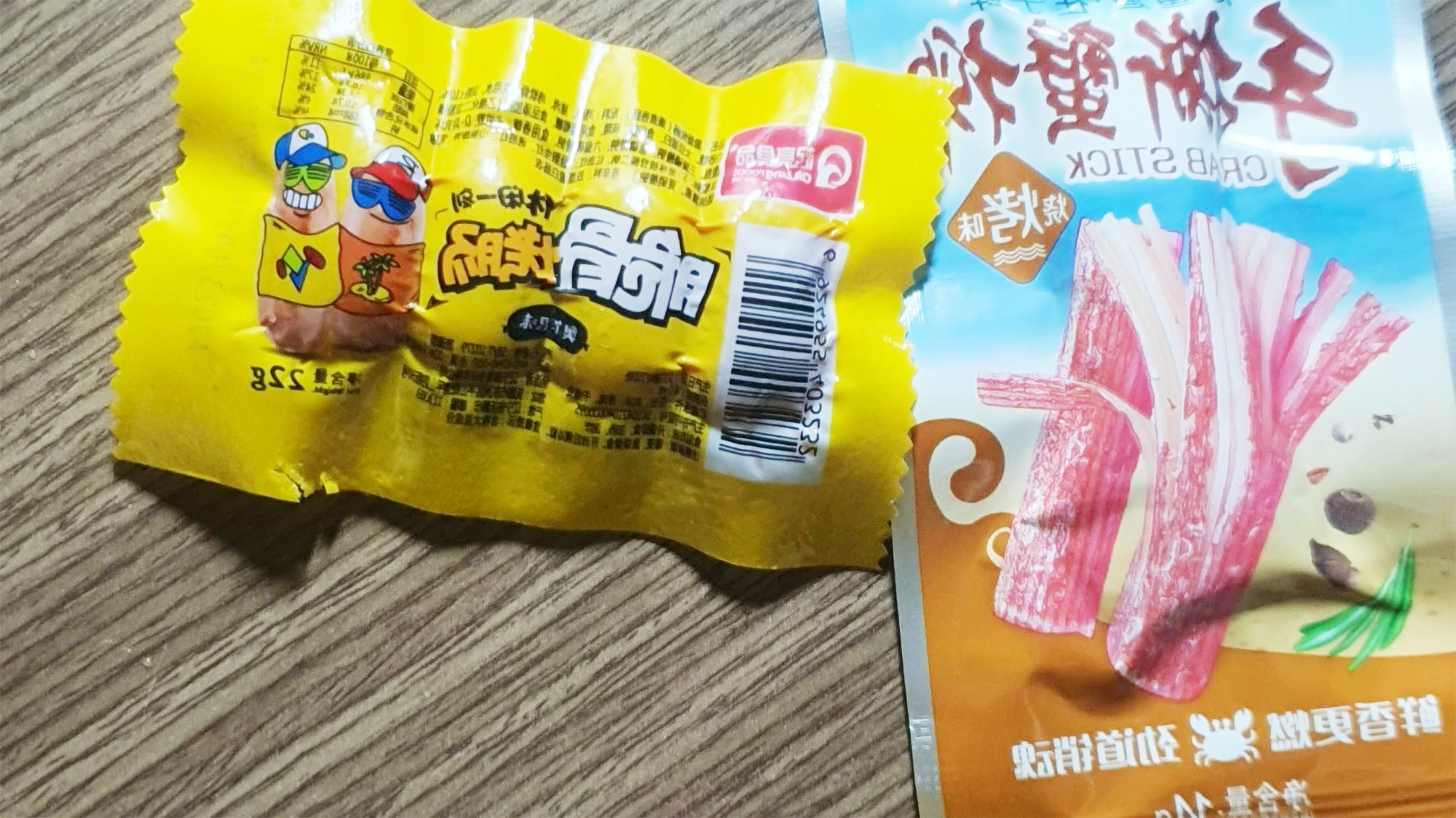 Bánh kẹo với toàn tiếng nước ngoài, không rõ nguồn gốc, xuất xứ được mua ở cổng trường với giá 3.000 đồng, 5.000 đồng ẢNH: THÚY HẰng Bánh kẹo với toàn tiếng nước ngoài, không rõ nguồn gốc, xuất xứ được mua ở cổng trường với giá 3.000 đồng, 5.000 đồng ẢNH: THÚY HẰng