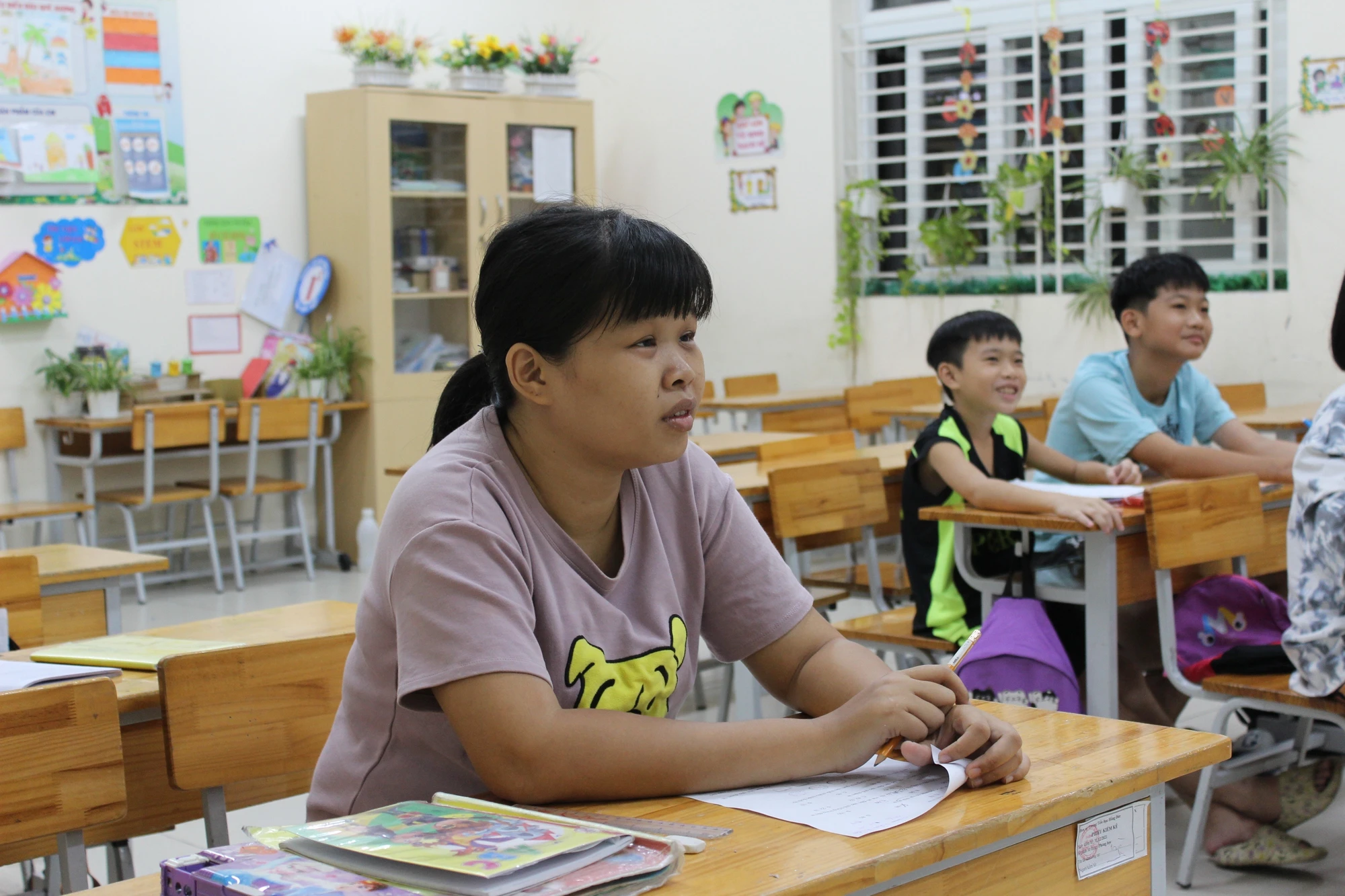 Ở nơi 17 tuổi học lớp 4, 20 tuổi học lớp 1 - Ảnh 2. Ở nơi 17 tuổi học lớp 4, 20 tuổi học lớp 1 - Ảnh 2.