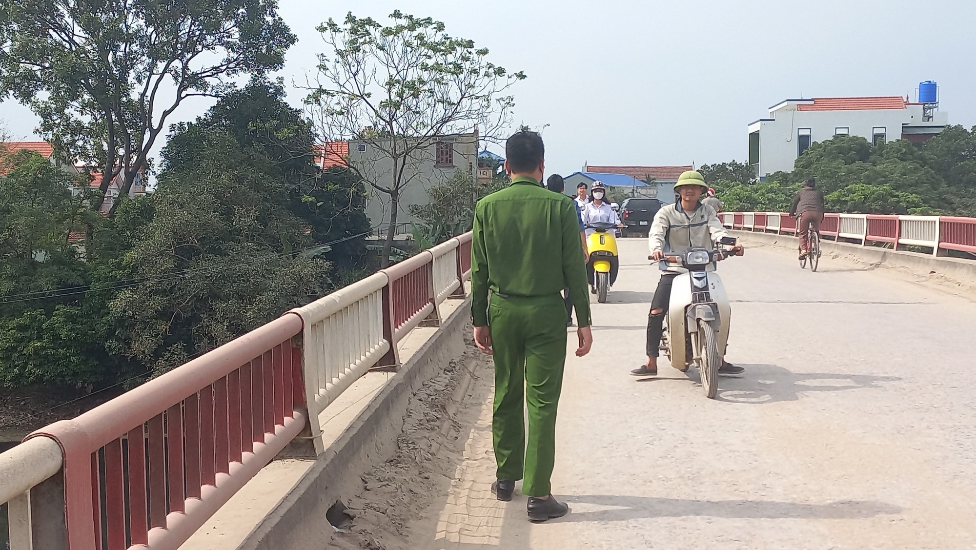 Phát hiện thi thể nghi của 2 bé gái sau khi phát hiện người bố tử vong - Ảnh 3.