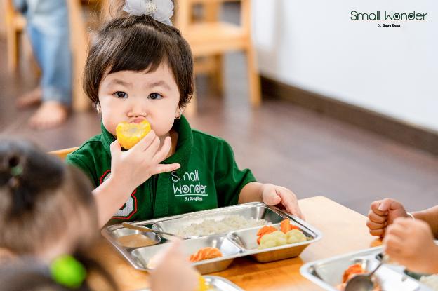 Các bạn được ăn ngon, ăn no, tái tạo năng lượng cho những giờ hoạt động vui chơi Các bạn được ăn ngon, ăn no, tái tạo năng lượng cho những giờ hoạt động vui chơi