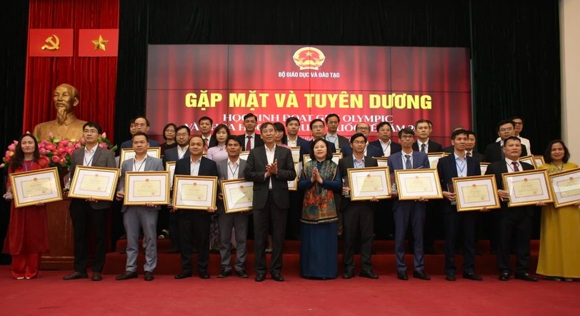 Bộ GD-ĐT tuyên dương học sinh đoạt giải các kỳ thi quốc tế - Ảnh 2. Bộ GD-ĐT tuyên dương học sinh đoạt giải các kỳ thi quốc tế - Ảnh 2.