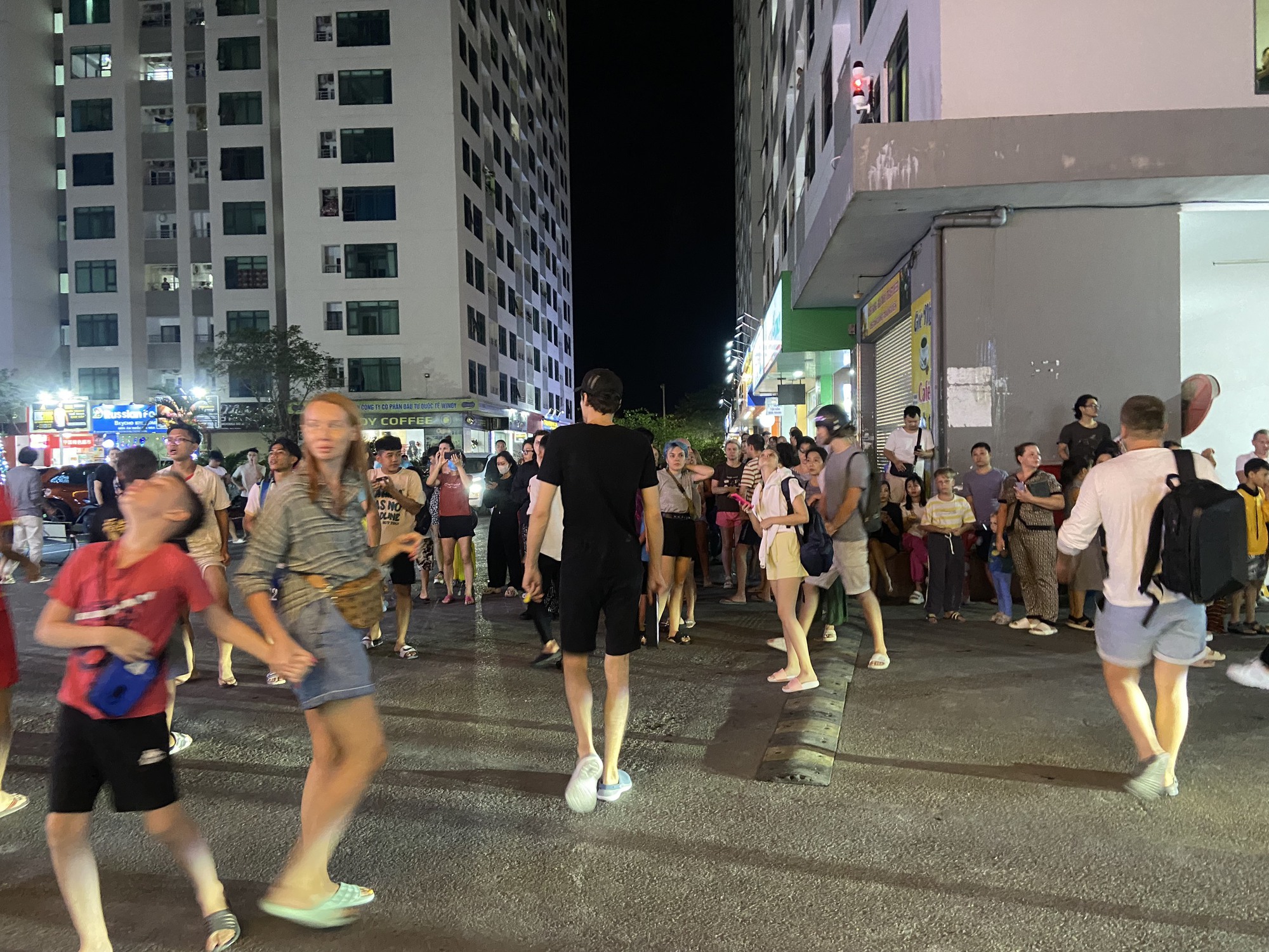 Chung cư ở Nha Trang cháy khói bốc nghi ngút, hàng trăm người dân chạy tán loạn - Ảnh 6.