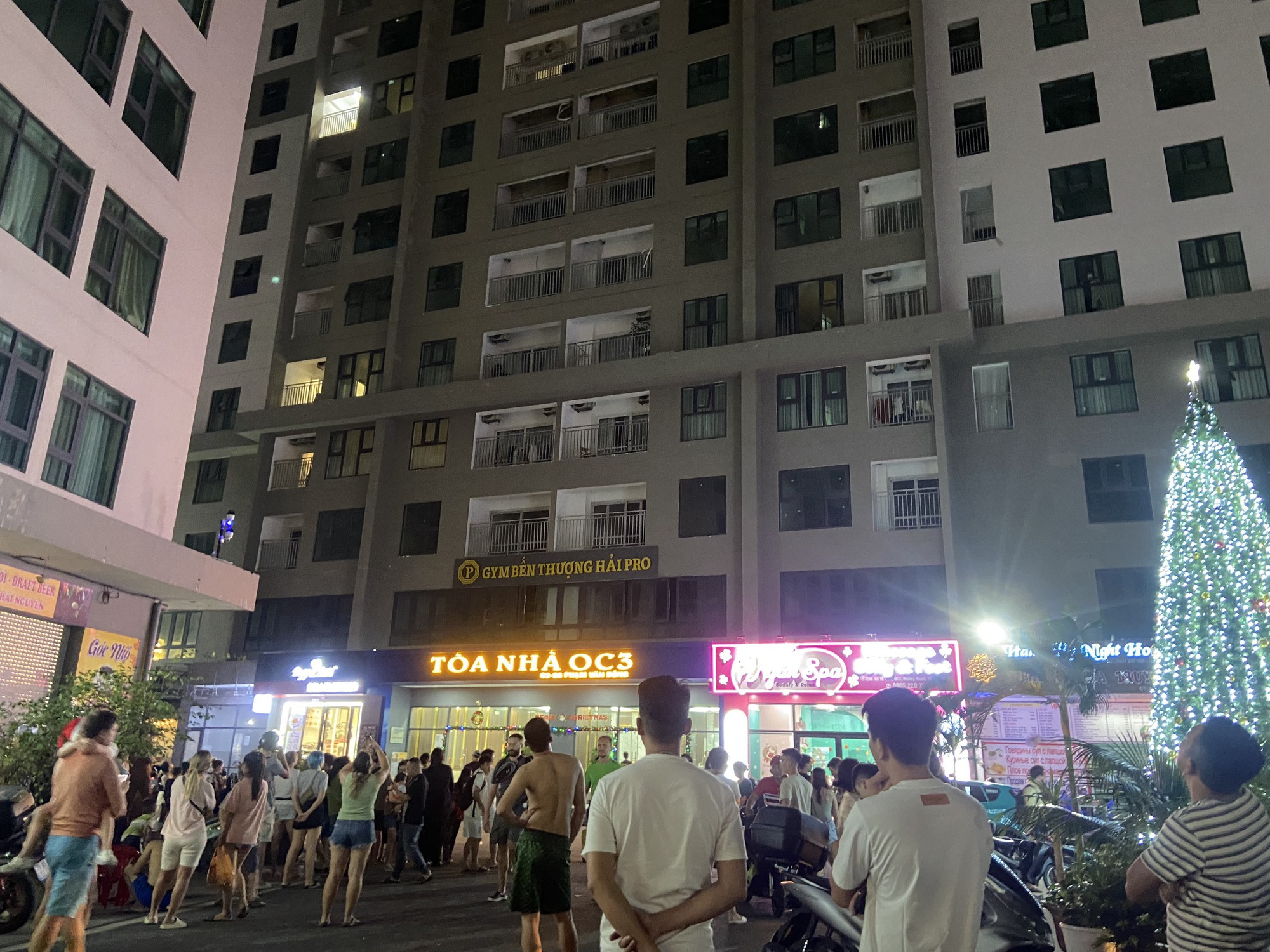 Chung cư ở Nha Trang cháy khói bốc nghi ngút, hàng trăm người dân chạy tán loạn - Ảnh 7.