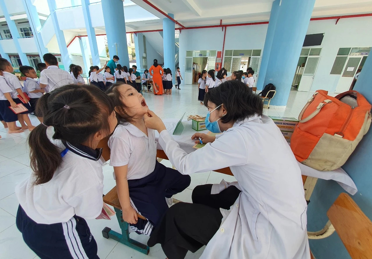 Nhân viên y tế trường học: Rất quan trọng nhưng chưa được coi trọng - Ảnh 2. Nhân viên y tế trường học: Rất quan trọng nhưng chưa được coi trọng - Ảnh 2.