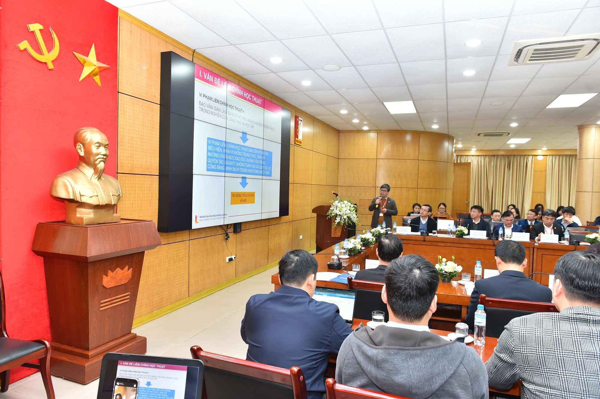 Vi phạm liêm chính học thuật phổ biến nhất là tùy tiện gắn tên tác giả - Ảnh 3. Vi phạm liêm chính học thuật phổ biến nhất là tùy tiện gắn tên tác giả - Ảnh 3.