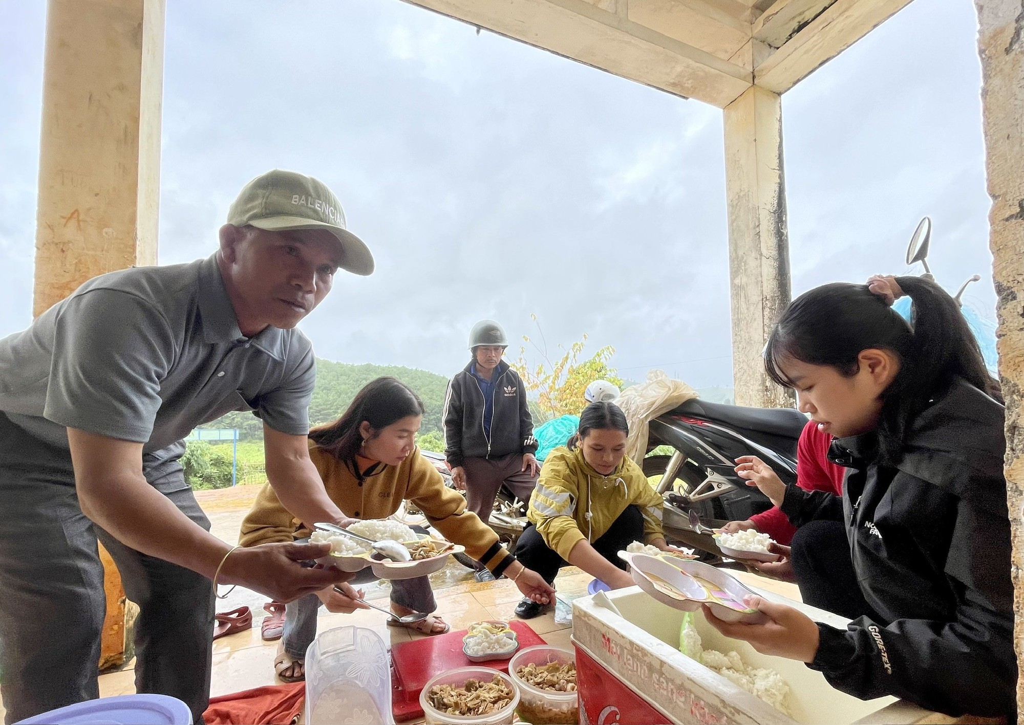 Giữ chân học sinh bằng bữa cơm "cô nuôi" - Ảnh 3. Giữ chân học sinh bằng bữa cơm "cô nuôi" - Ảnh 3.