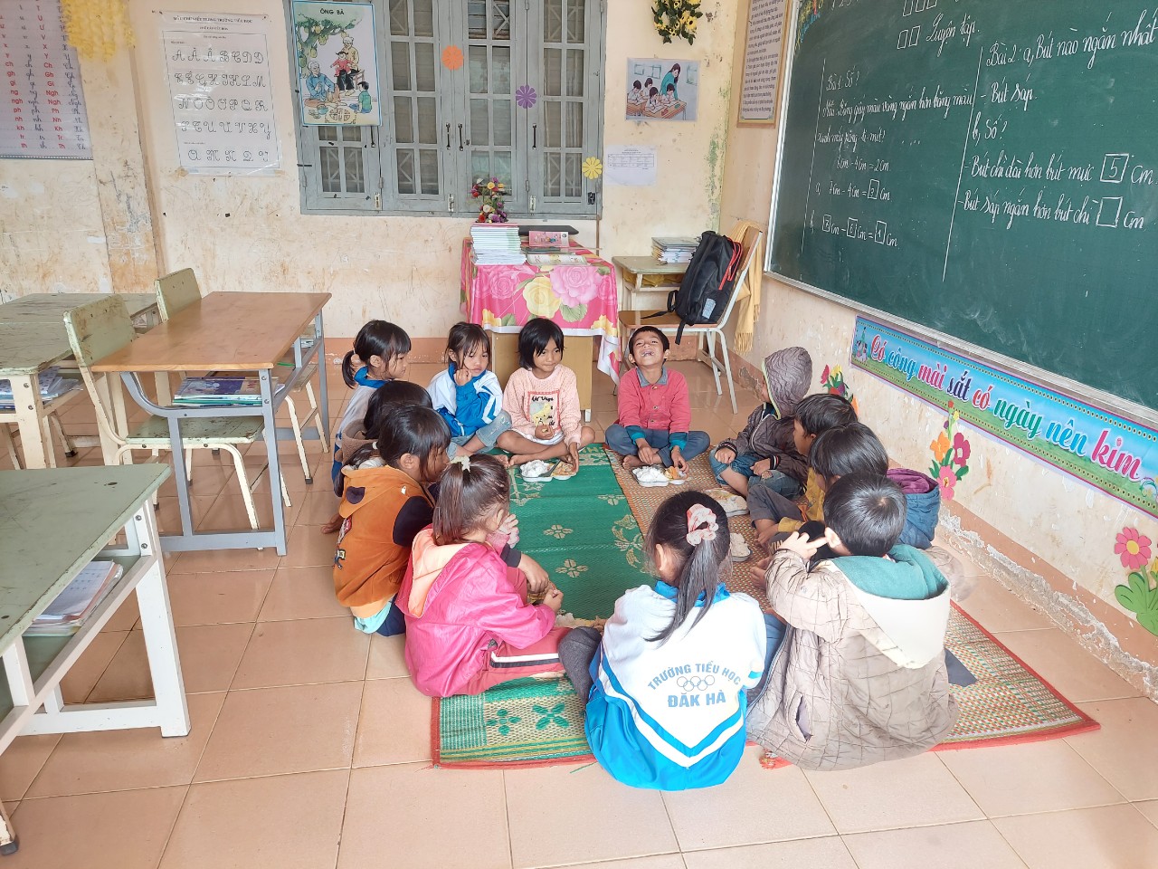 Giữ chân học sinh bằng bữa cơm "cô nuôi" - Ảnh 4. Giữ chân học sinh bằng bữa cơm "cô nuôi" - Ảnh 4.