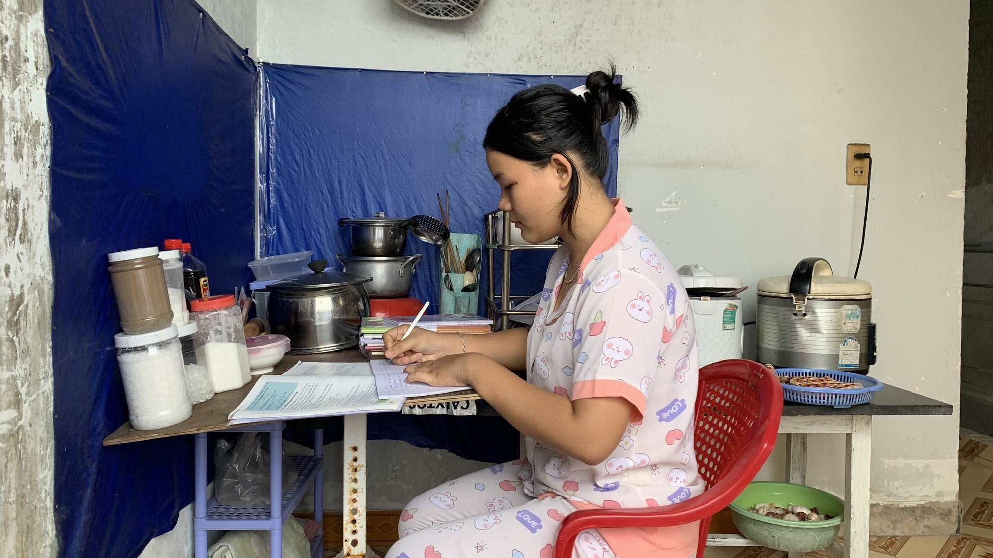 Học sinh nghèo 16 năm nuôi mẹ tàn tật - Ảnh 2. Học sinh nghèo 16 năm nuôi mẹ tàn tật - Ảnh 2.