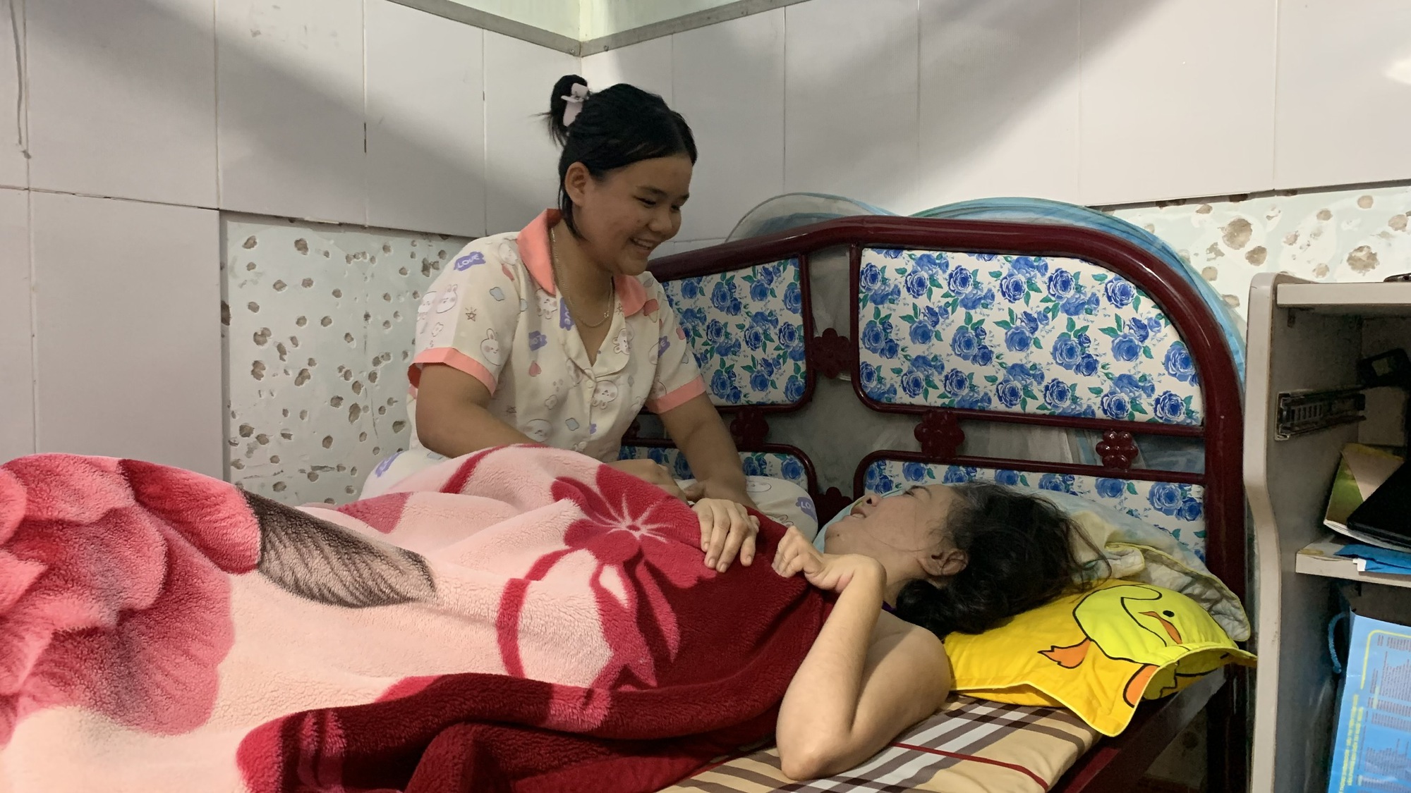 Học sinh nghèo 16 năm nuôi mẹ tàn tật - Ảnh 3. Học sinh nghèo 16 năm nuôi mẹ tàn tật - Ảnh 3.