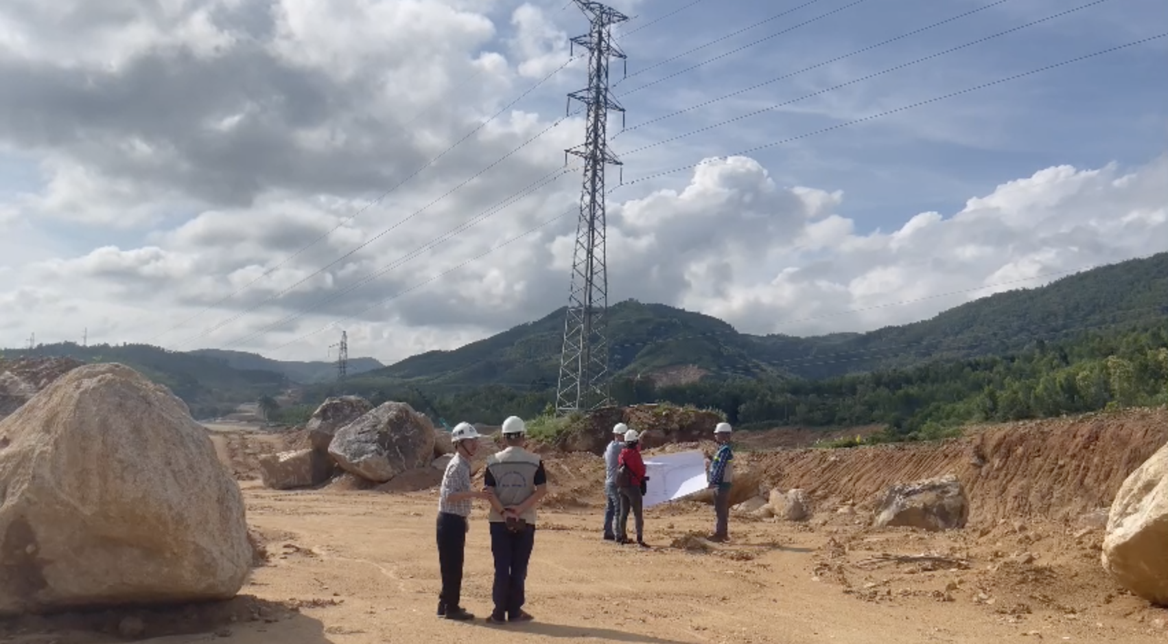 Chậm di dời lưới điện làm ảnh hưởng tiến độ thi công cao tốc Bắc - Nam - Ảnh 2.