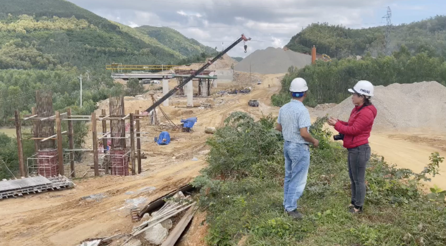 Chậm di dời lưới điện làm ảnh hưởng tiến độ thi công cao tốc Bắc - Nam - Ảnh 3.