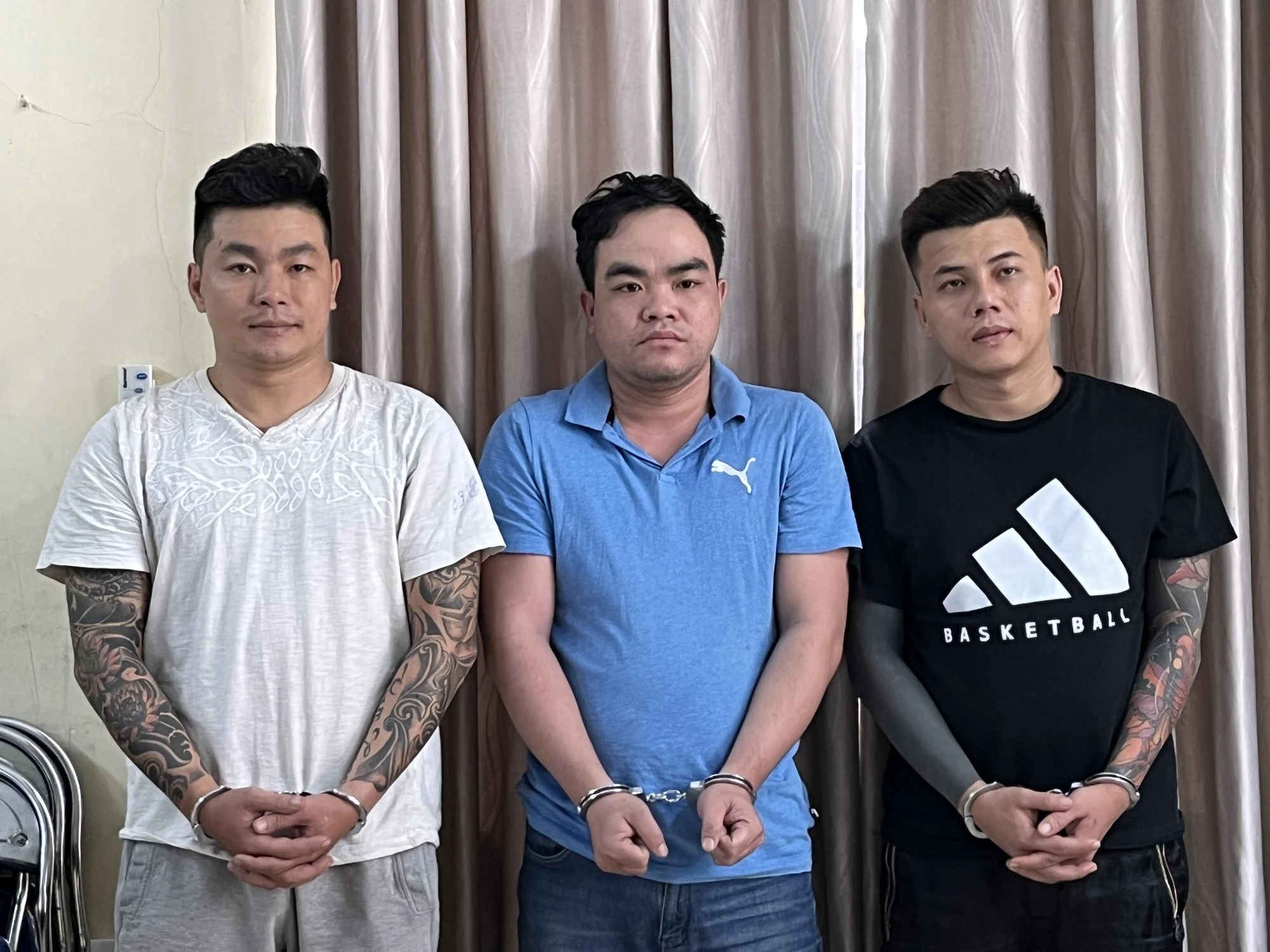Bắt nhóm dùng súng uy hiếp, đánh đập con nợ, cướp tài sản- Ảnh 2.