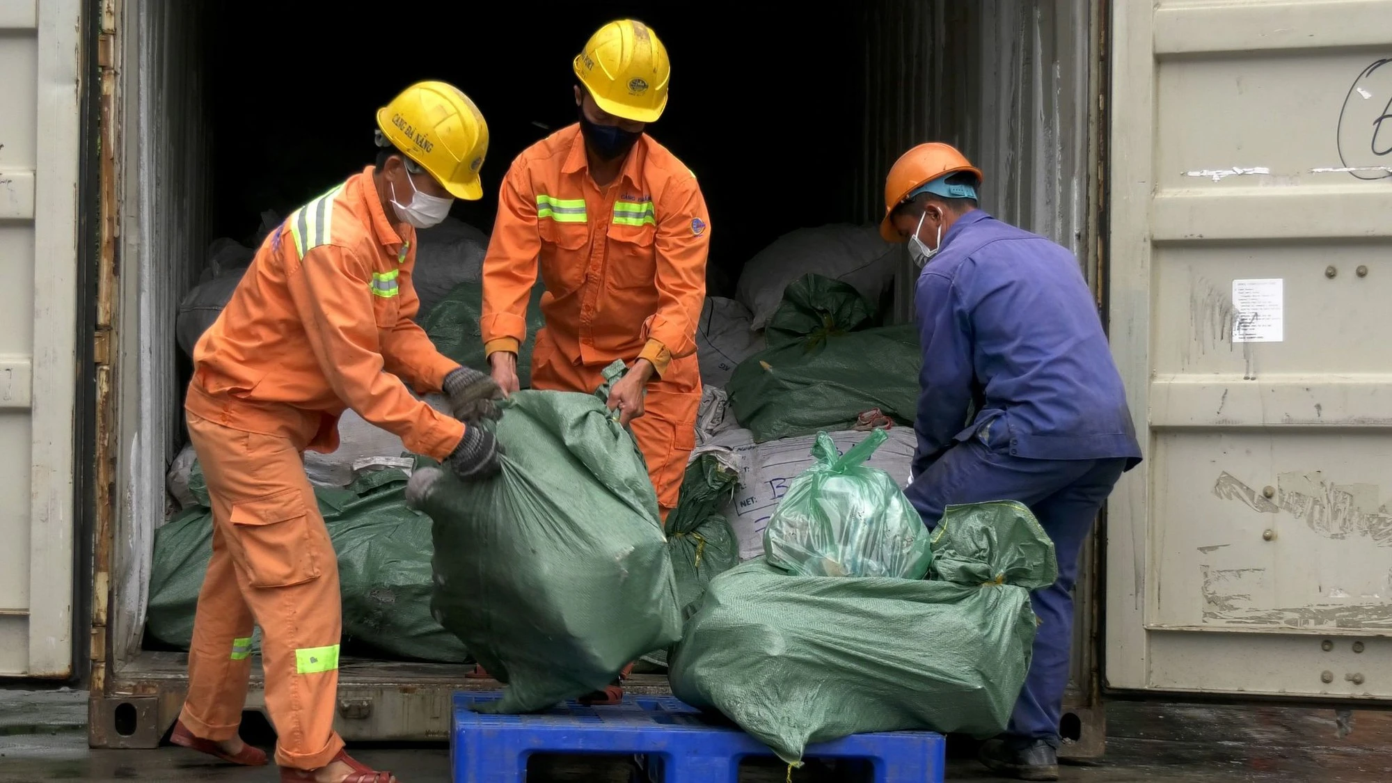 Tiêu hủy gần 10 tấn ngà voi, sừng tê giác… trị giá 300 tỉ đồng- Ảnh 2.