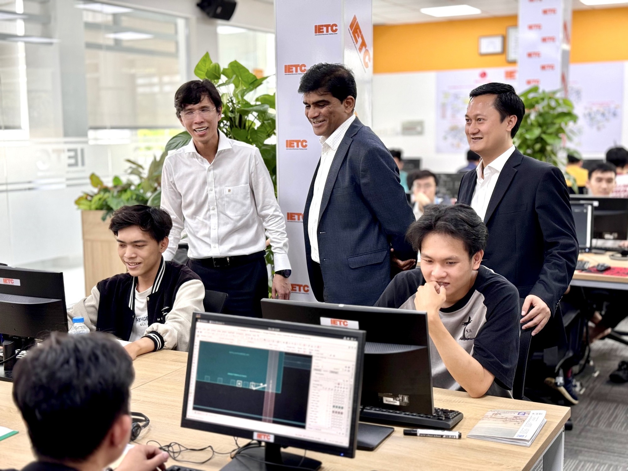 Tuyển sinh 2024: Nhiều ngành mới theo hướng công nghệ - Ảnh 2. Tuyển sinh 2024: Nhiều ngành mới theo hướng công nghệ - Ảnh 2.