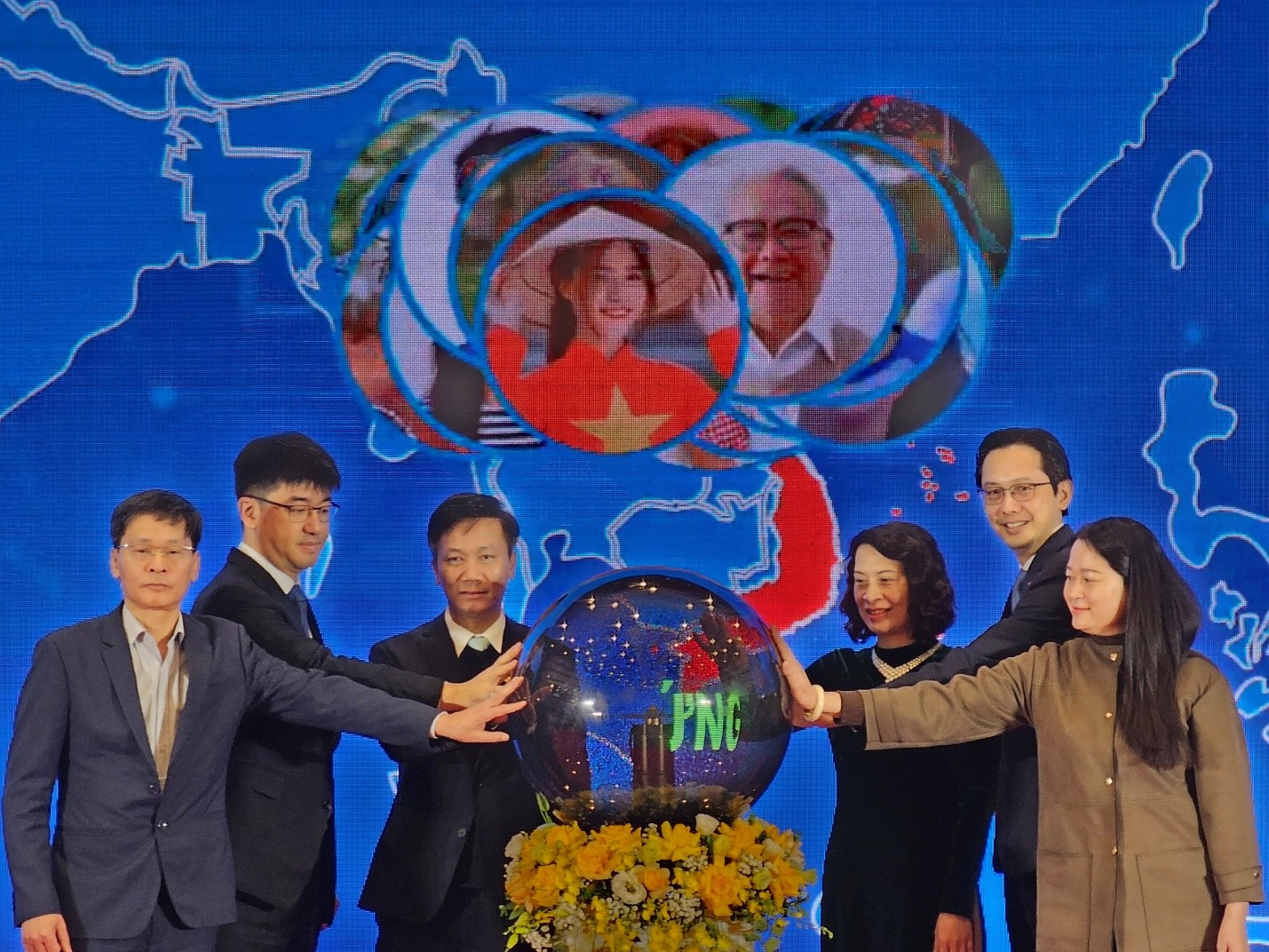 Đại diện từ các bộ, ban, ngành chung tay cam kết tinh thần phòng, chống dịch bệnh, nâng cao sức khỏe tại lễ mít tinh