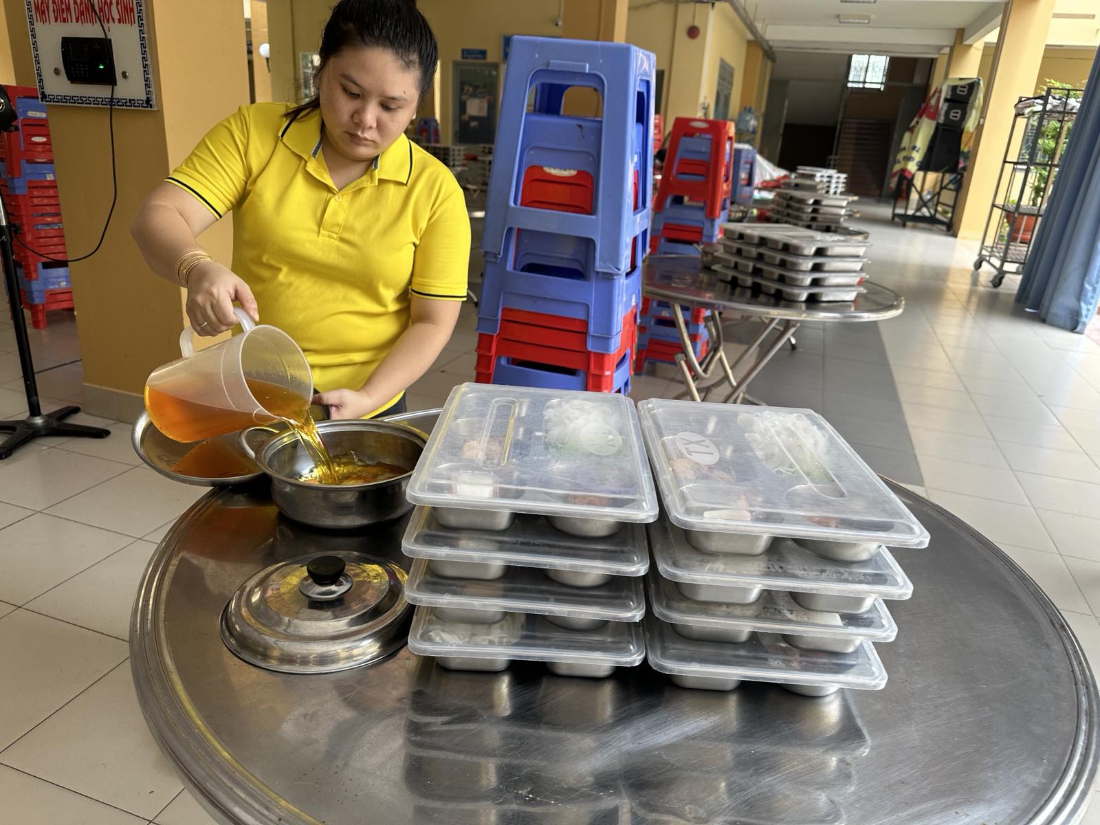 Sở GD-ĐT nói gì về trách nhiệm của hiệu trưởng khi tổ chức bữa ăn bán trú- Ảnh 2. Sở GD-ĐT nói gì về trách nhiệm của hiệu trưởng khi tổ chức bữa ăn bán trú- Ảnh 2.