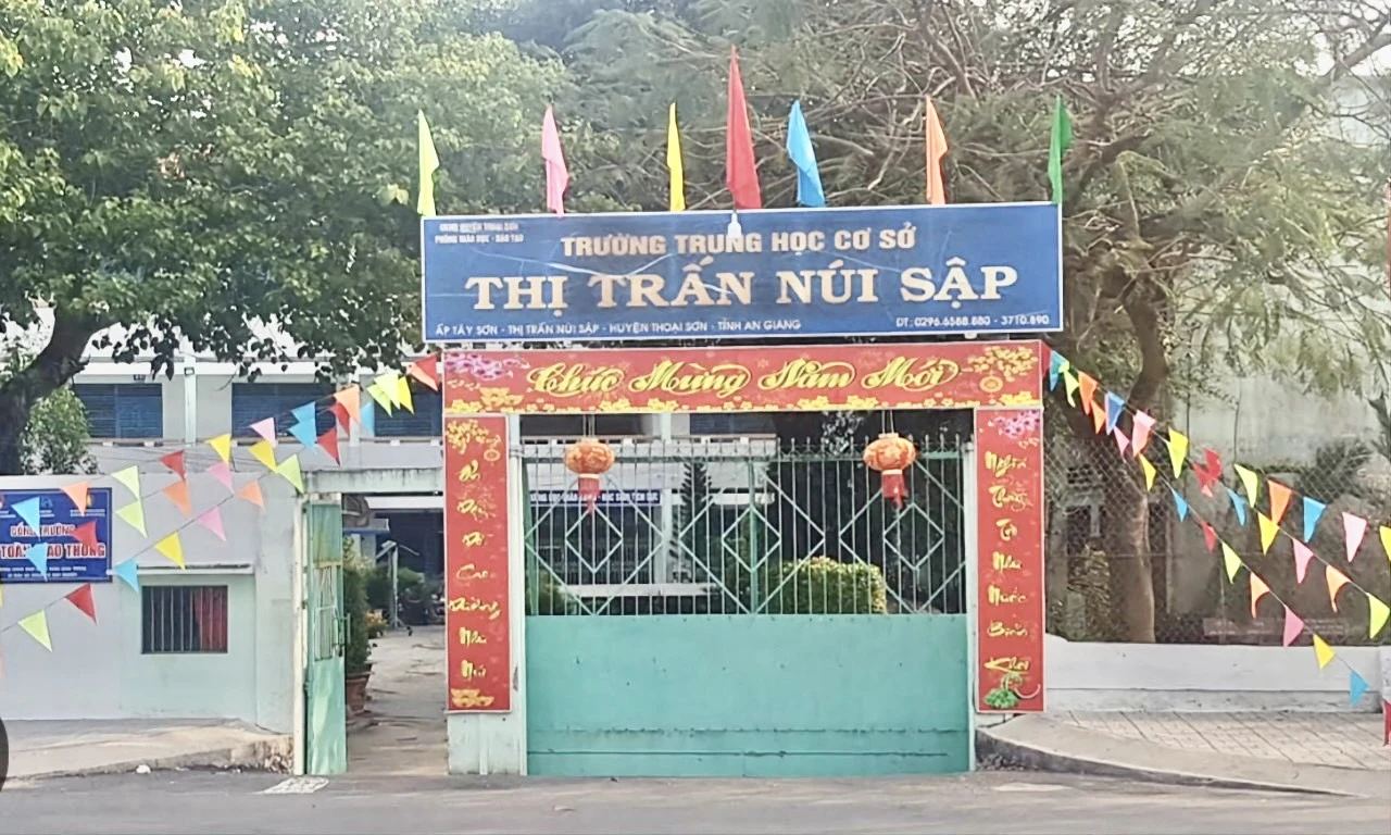 An Giang: 15 học sinh lớp 7 có biểu hiện bị ngộ độc do ăn kẹo lạ - Ảnh 1. An Giang: 15 học sinh lớp 7 có biểu hiện bị ngộ độc do ăn kẹo lạ - Ảnh 1.