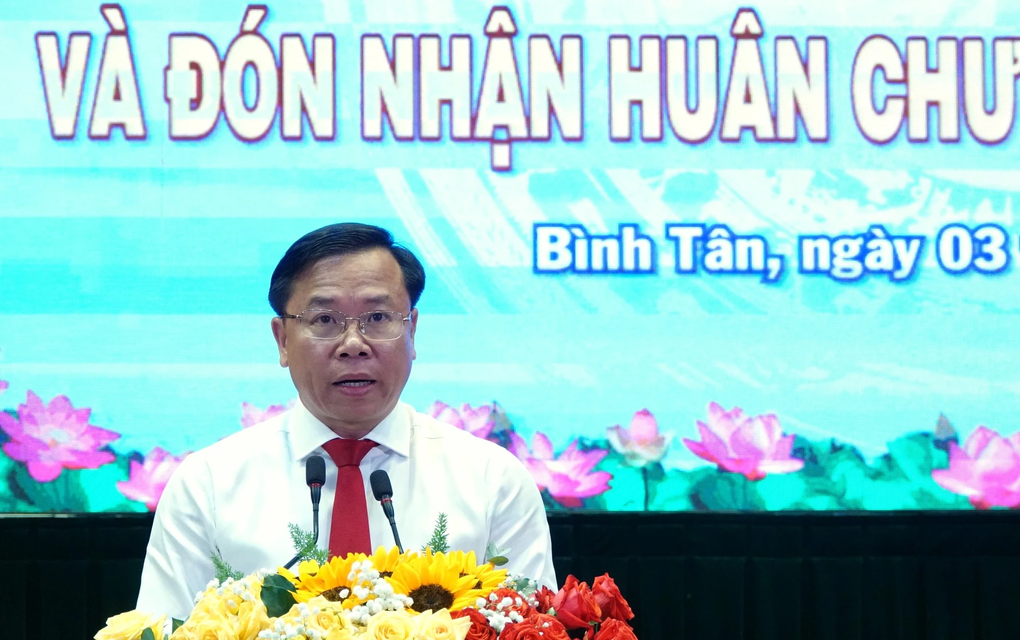 Bí thư TP.HCM: Bình Tân phải lo chỗ ở, trường học khi tăng 25.000 người/năm - Ảnh 1.