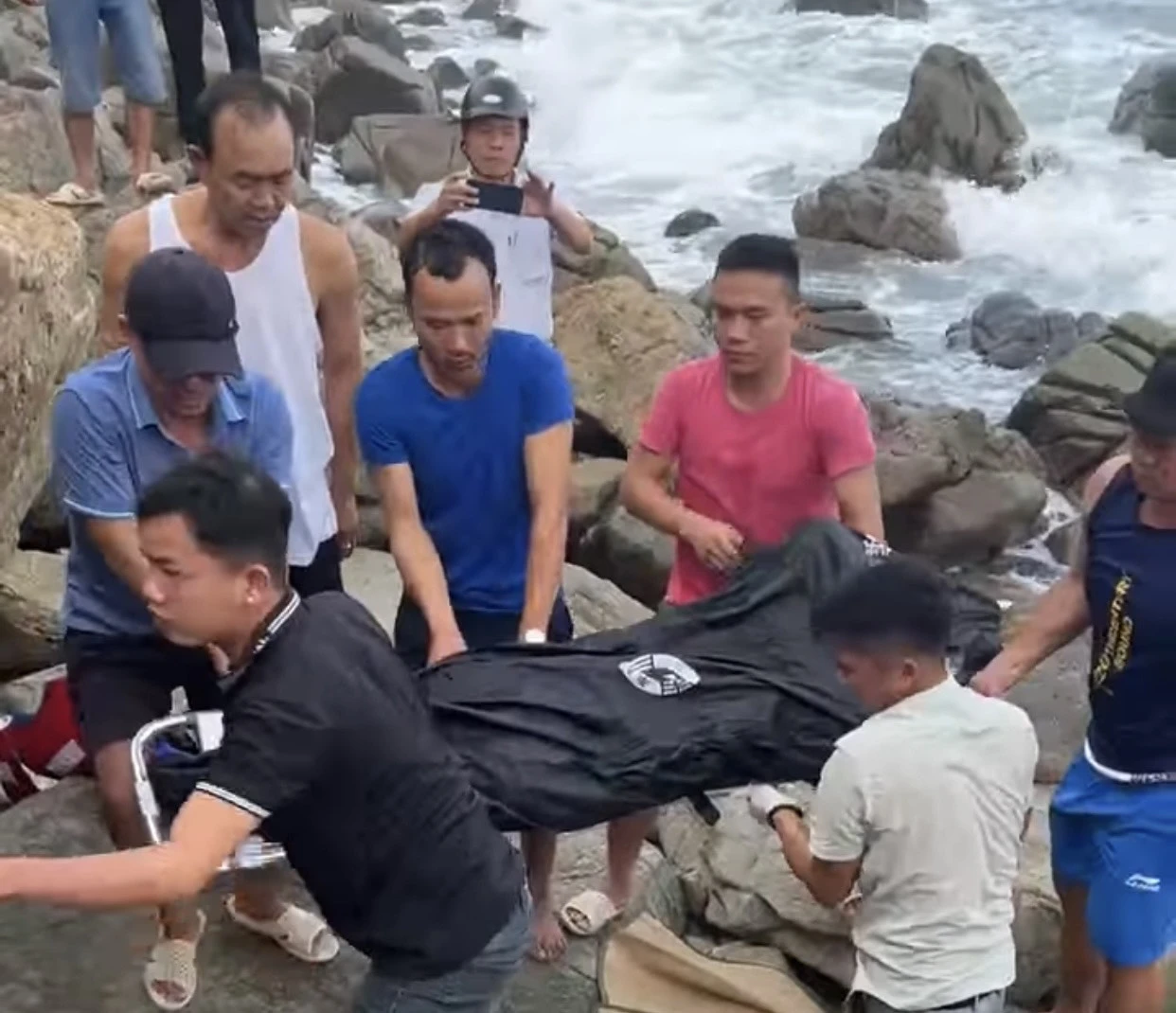 Bình Định: Một người tử vong khi đi hái rong biển - Ảnh 1. Bình Định: Một người tử vong khi đi hái rong biển - Ảnh 1.
