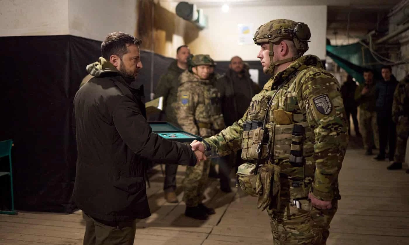 Chiến sự Ukraine ngày 645: Tổng thống Zelensky ra tiền tuyến - Ảnh 1. Chiến sự Ukraine ngày 645: Tổng thống Zelensky ra tiền tuyến - Ảnh 1.
