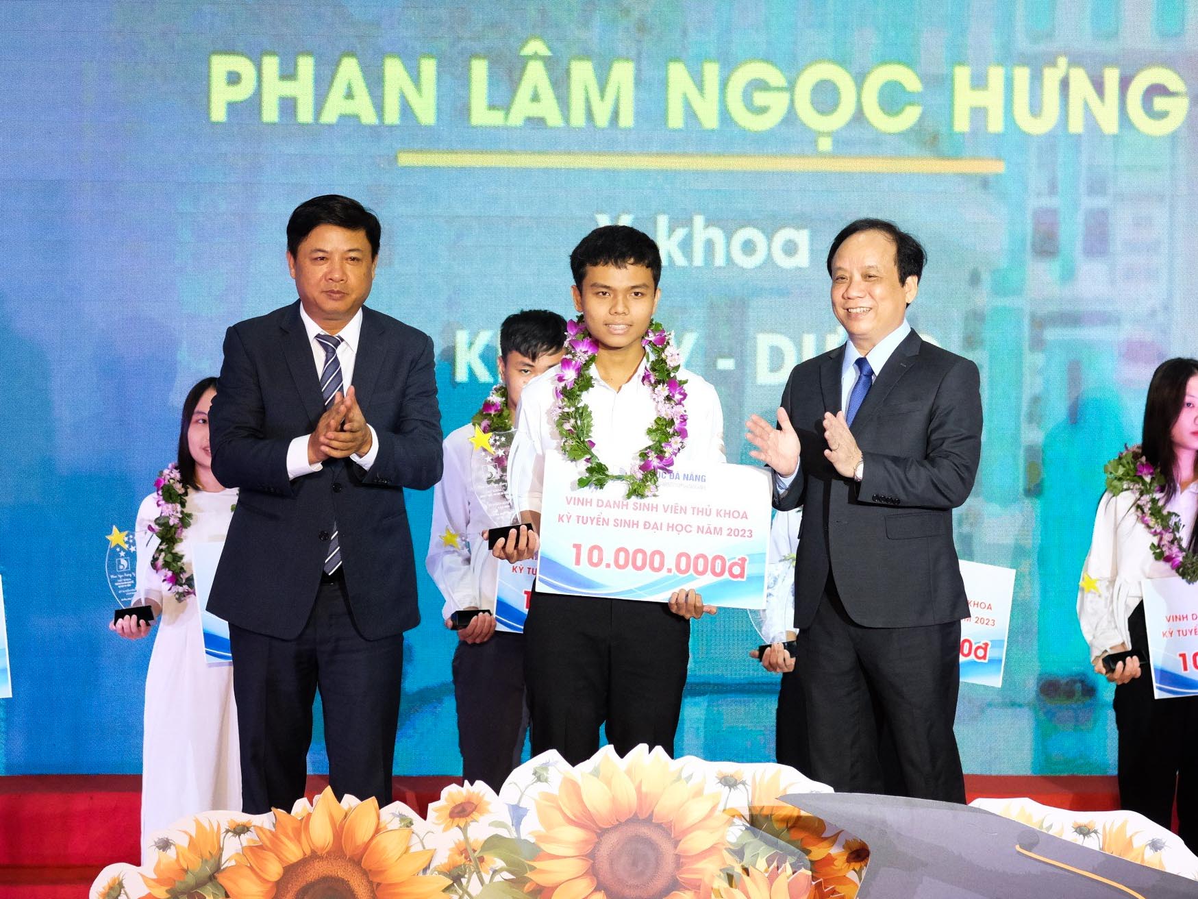 Đại học Đà Nẵng vinh danh 9 thủ khoa, trao học bổng năm 2023 - Ảnh 1. Đại học Đà Nẵng vinh danh 9 thủ khoa, trao học bổng năm 2023 - Ảnh 1.