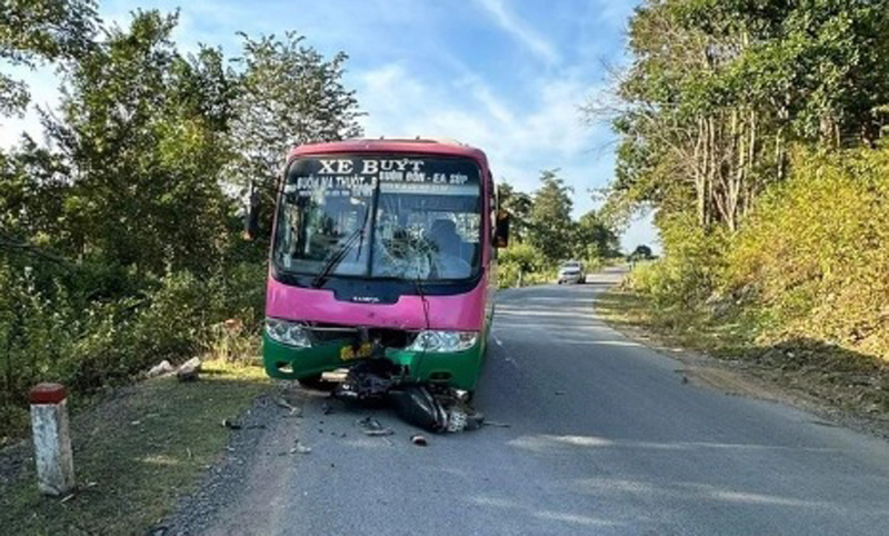 Đắk Lắk: Xe máy va chạm xe buýt trên tỉnh lộ, hai cha con tử vong - Ảnh 1. Đắk Lắk: Xe máy va chạm xe buýt trên tỉnh lộ, hai cha con tử vong - Ảnh 1.
