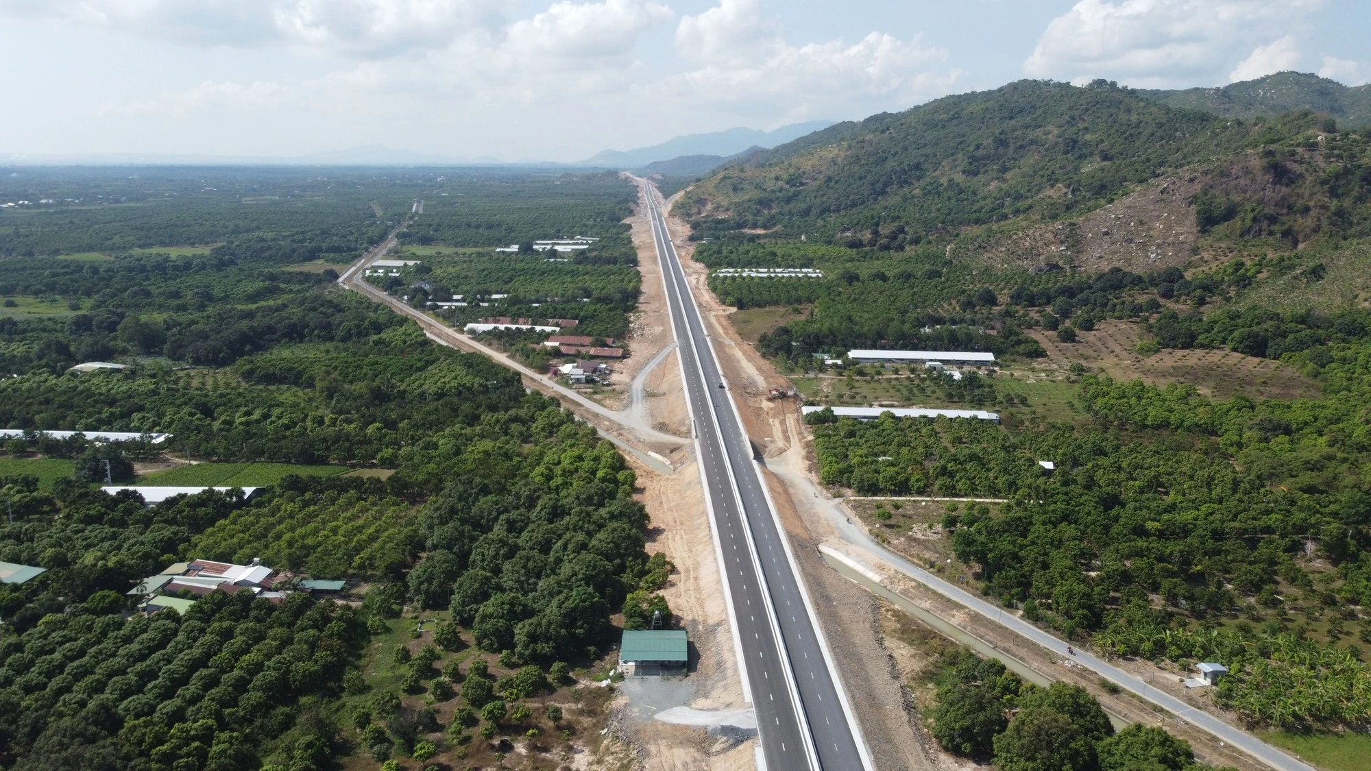 Đến 2030 hàng loạt cao tốc qua Khánh Hòa sẽ cơ bản hoàn thành - Ảnh 1. Đến 2030 hàng loạt cao tốc qua Khánh Hòa sẽ cơ bản hoàn thành - Ảnh 1.