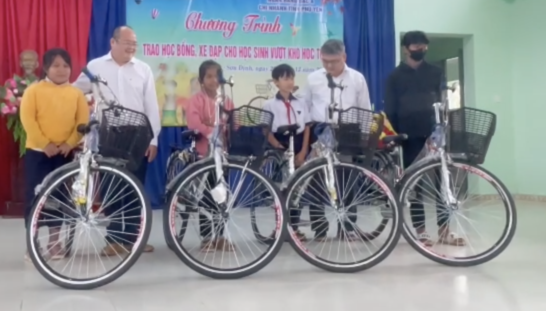 Đoàn Đại biểu Quốc hội tỉnh Phú Yên trao quà cho học sinh nghèo- Ảnh 1. Đoàn Đại biểu Quốc hội tỉnh Phú Yên trao quà cho học sinh nghèo- Ảnh 1.