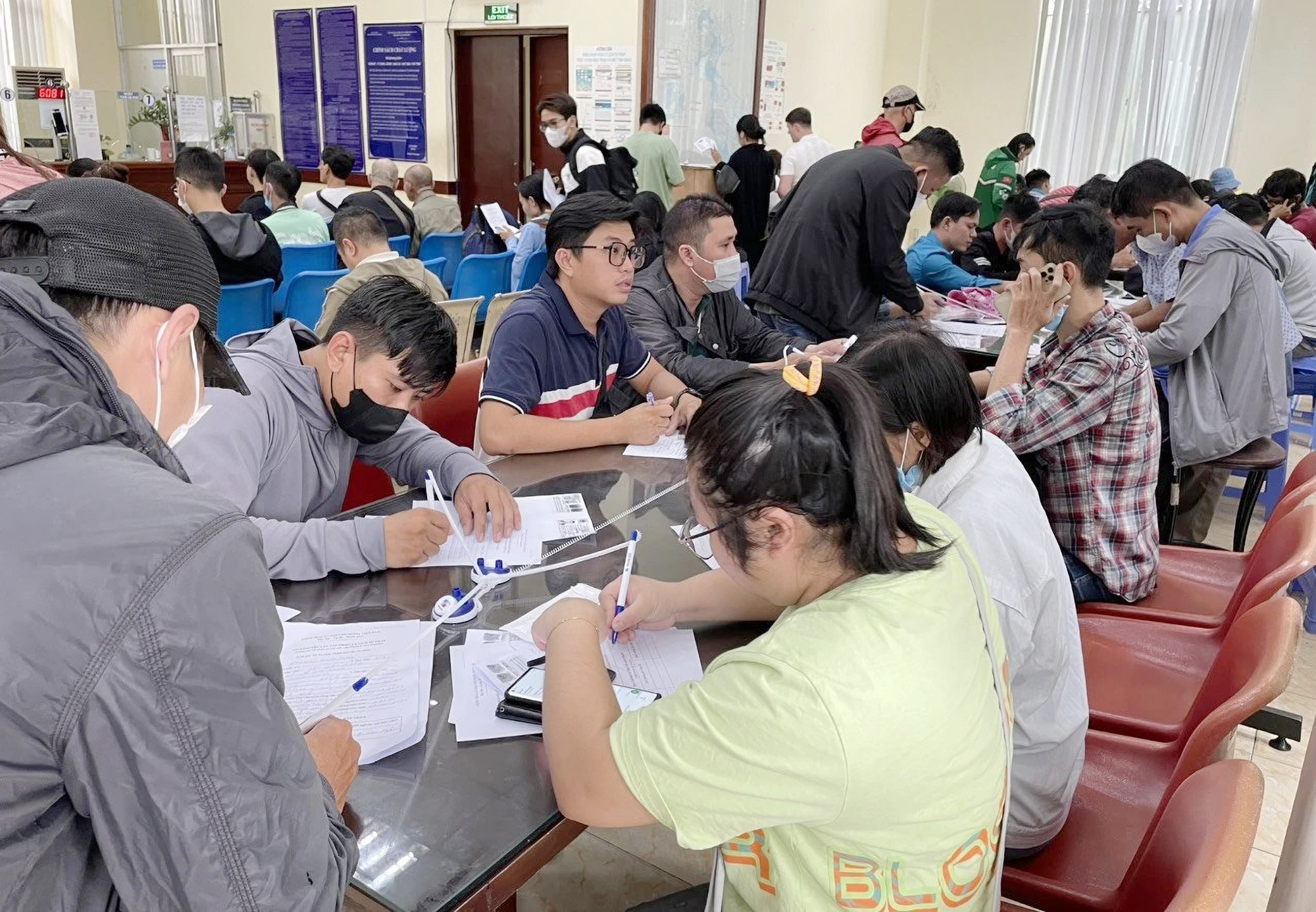 Người dân làm thủ tục xin cấp phiếu lý lịch tư pháp tại Sở Tư pháp TP.HCM Ảnh: Ngân Nga Người dân làm thủ tục xin cấp phiếu lý lịch tư pháp tại Sở Tư pháp TP.HCM Ảnh: Ngân Nga