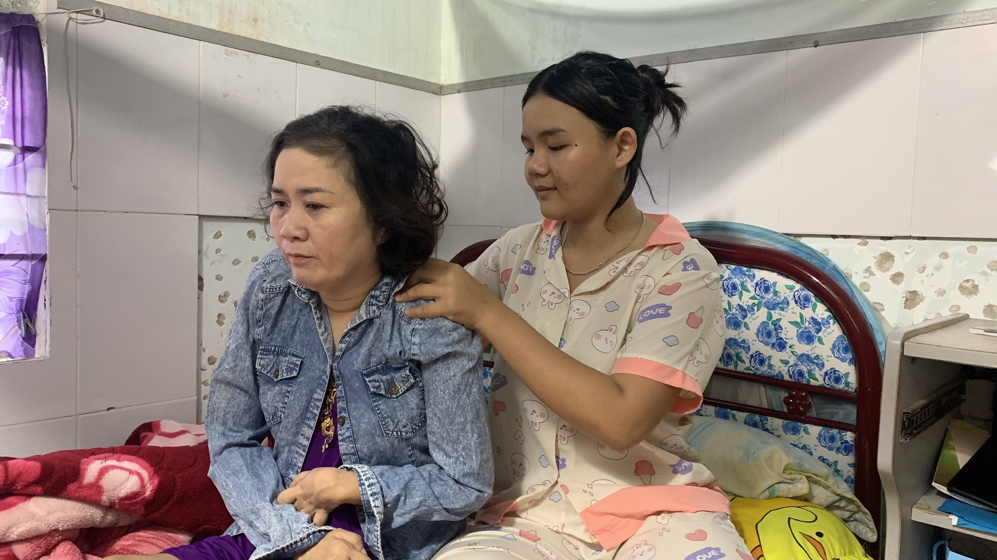 Học sinh nghèo 16 năm nuôi mẹ tàn tật - Ảnh 1. Học sinh nghèo 16 năm nuôi mẹ tàn tật - Ảnh 1.