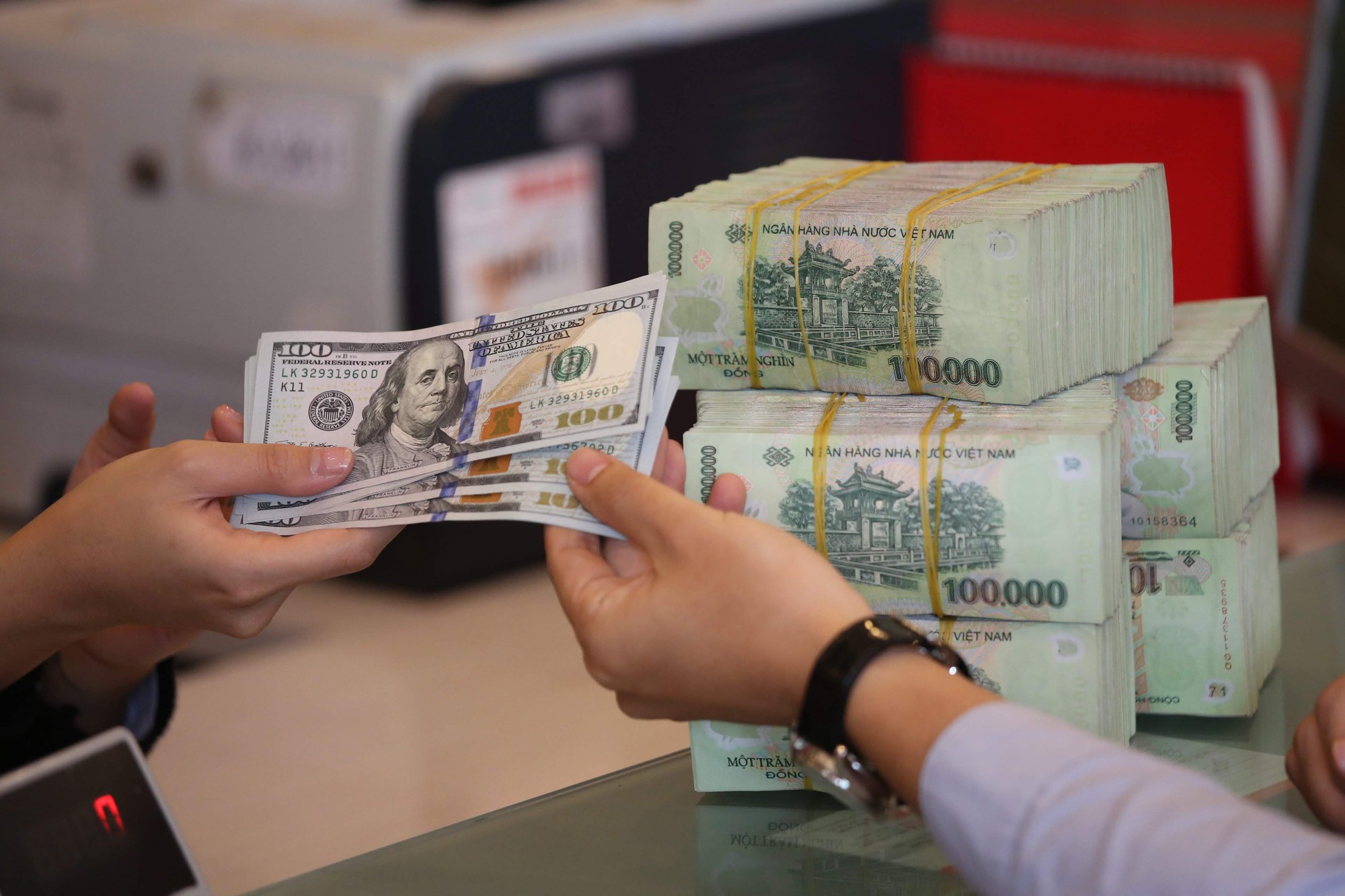 Giá USD hôm nay 1.12.2023: Chênh lệch giá mua bán USD tăng cao - Ảnh 1. Giá USD hôm nay 1.12.2023: Chênh lệch giá mua bán USD tăng cao - Ảnh 1.