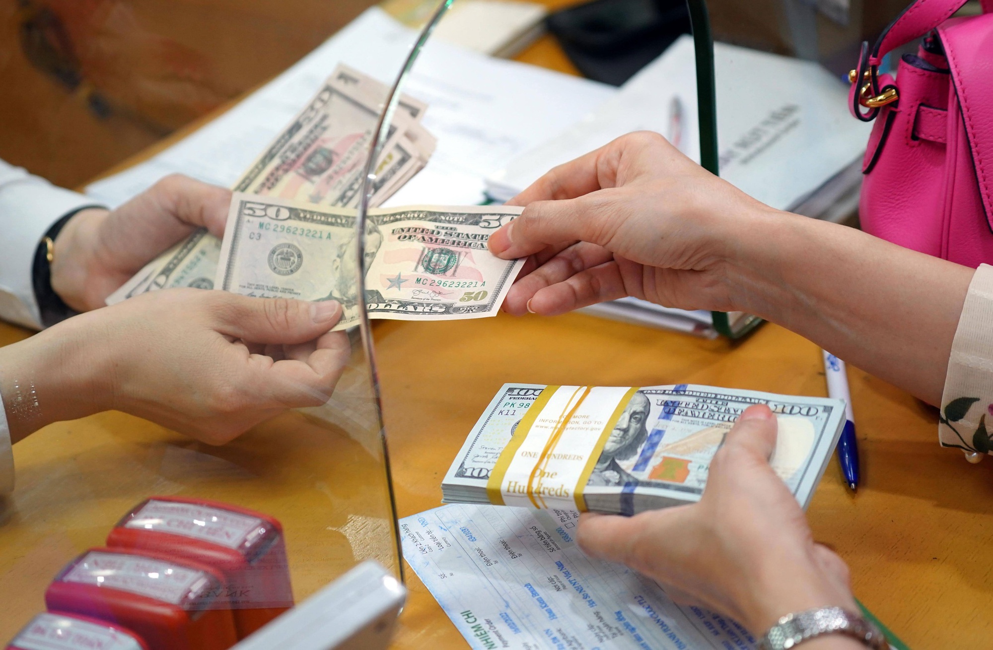 Giá USD hôm nay 3.12.2023: 'Đô' Mỹ cùng nhiều ngoại tệ đồng loạt tăng - Ảnh 1. Giá USD hôm nay 3.12.2023: 'Đô' Mỹ cùng nhiều ngoại tệ đồng loạt tăng - Ảnh 1.