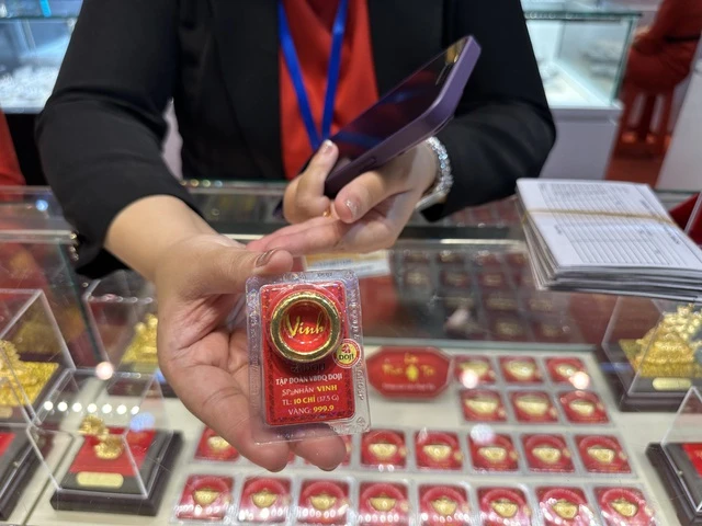 Giá vàng hôm nay 13.12.2023: Vàng nhẫn lỗ gần 3 triệu đồng/lượng sau 10 ngày - Ảnh 1. Giá vàng hôm nay 13.12.2023: Vàng nhẫn lỗ gần 3 triệu đồng/lượng sau 10 ngày - Ảnh 1.