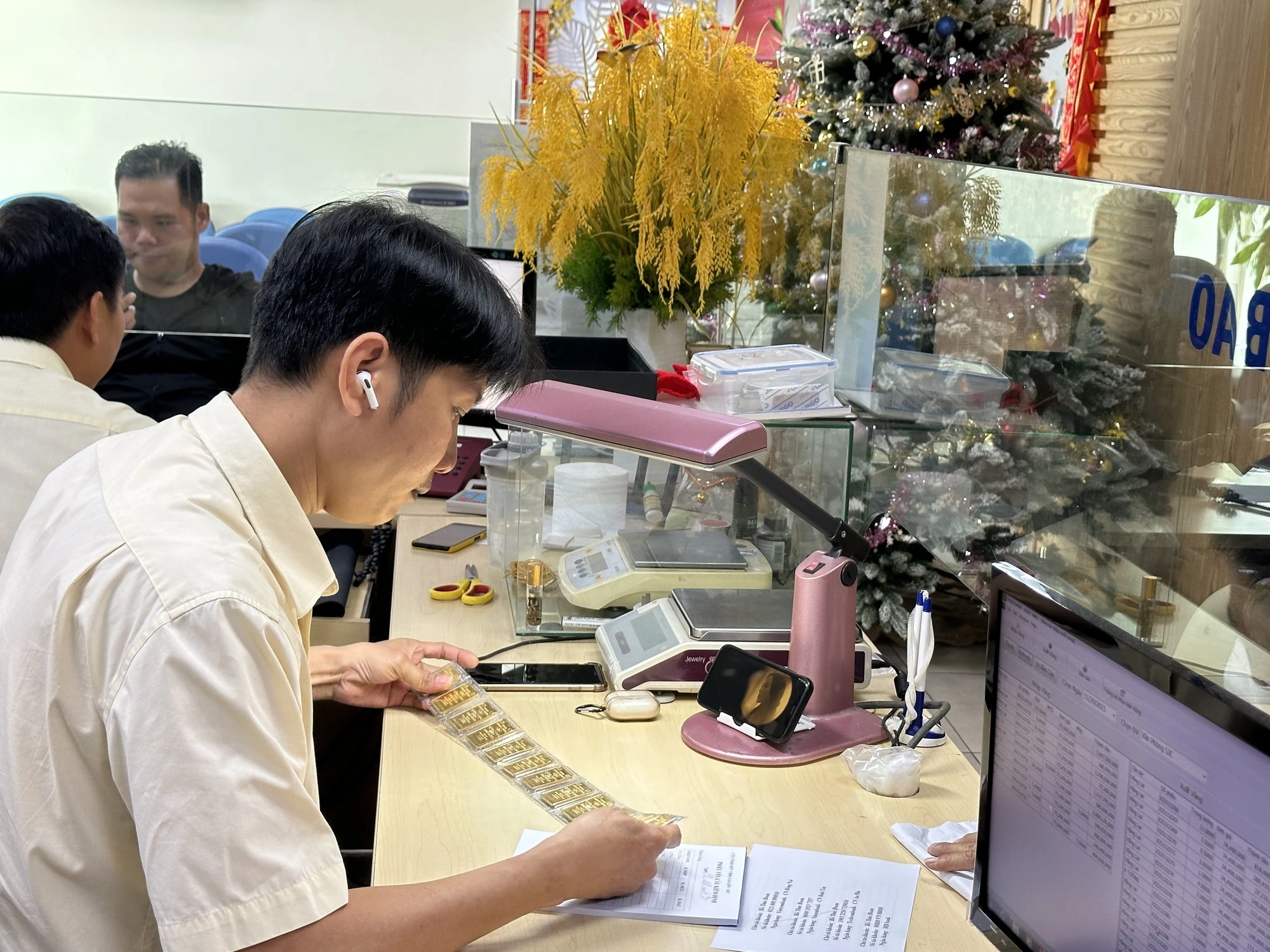 Giá vàng hôm nay 4.12.2023: Tăng vọt phá vỡ mức kỷ lục - Ảnh 1. Giá vàng hôm nay 4.12.2023: Tăng vọt phá vỡ mức kỷ lục - Ảnh 1.