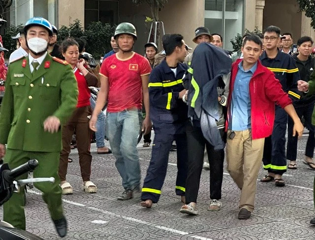 Giải cứu cô gái leo lên sân thượng tòa nhà 25 tầng với ý định nhảy lầu - Ảnh 3. Giải cứu cô gái leo lên sân thượng tòa nhà 25 tầng với ý định nhảy lầu - Ảnh 3.