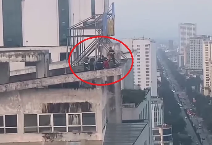 Giải cứu cô gái leo lên sân thượng tòa nhà 25 tầng với ý định nhảy lầu - Ảnh 2. Giải cứu cô gái leo lên sân thượng tòa nhà 25 tầng với ý định nhảy lầu - Ảnh 2.