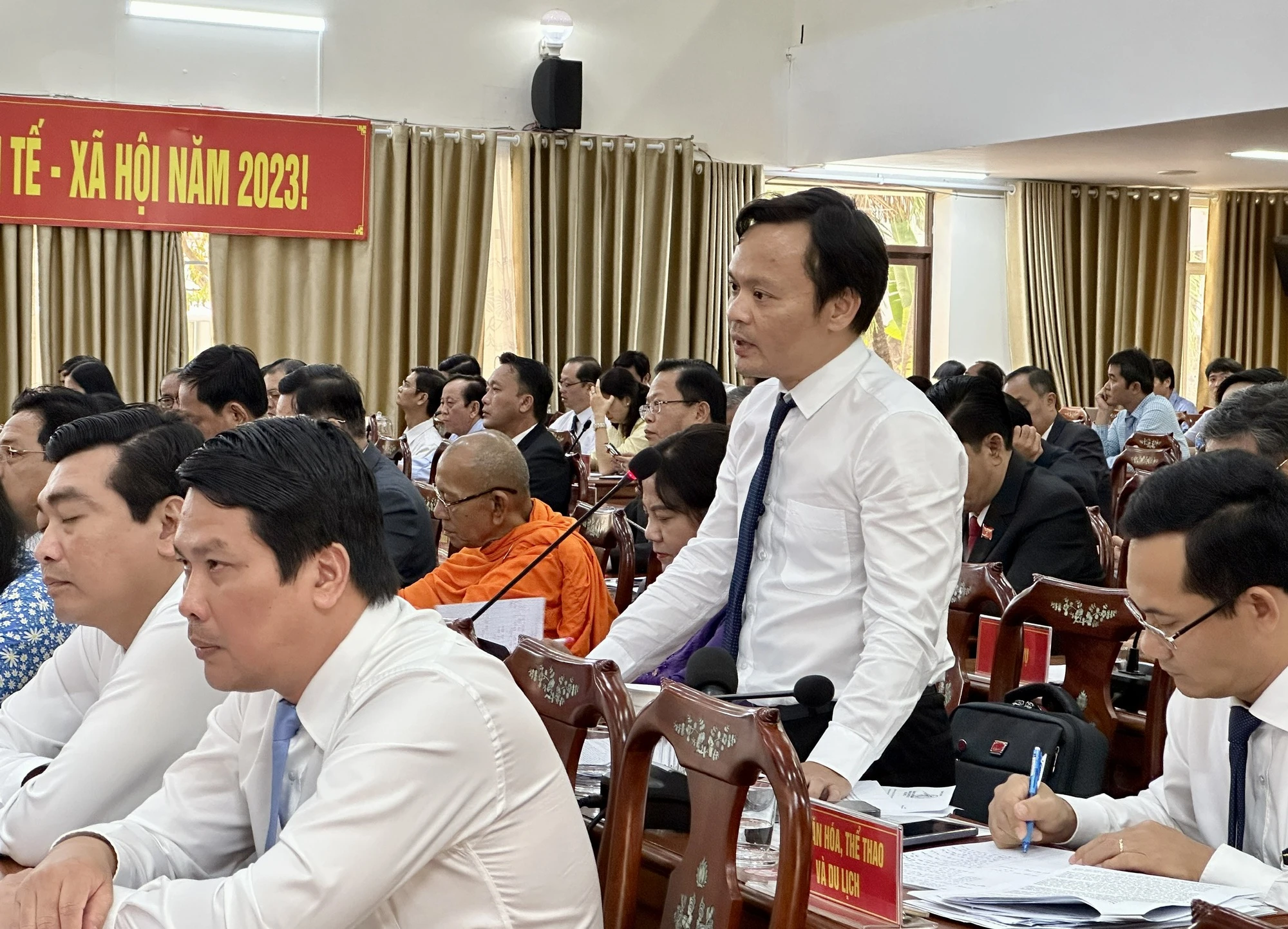 Giám đốc Sở Y tế Cần Thơ trả lời chất vấn tình trạng thiếu máu, thiếu thuốc - Ảnh 1. Giám đốc Sở Y tế Cần Thơ trả lời chất vấn tình trạng thiếu máu, thiếu thuốc - Ảnh 1.