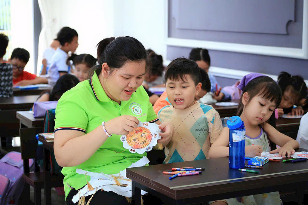 Giáo viên trẻ nêu lý do không mặn mà với trường công - Ảnh 1. Giáo viên trẻ nêu lý do không mặn mà với trường công - Ảnh 1.