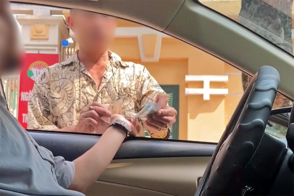 Hà Nội 'khát' bãi đỗ ô tô: 'Xẻ thịt' lòng đường để trục lợi - Ảnh 1. Hà Nội 'khát' bãi đỗ ô tô: 'Xẻ thịt' lòng đường để trục lợi - Ảnh 1.