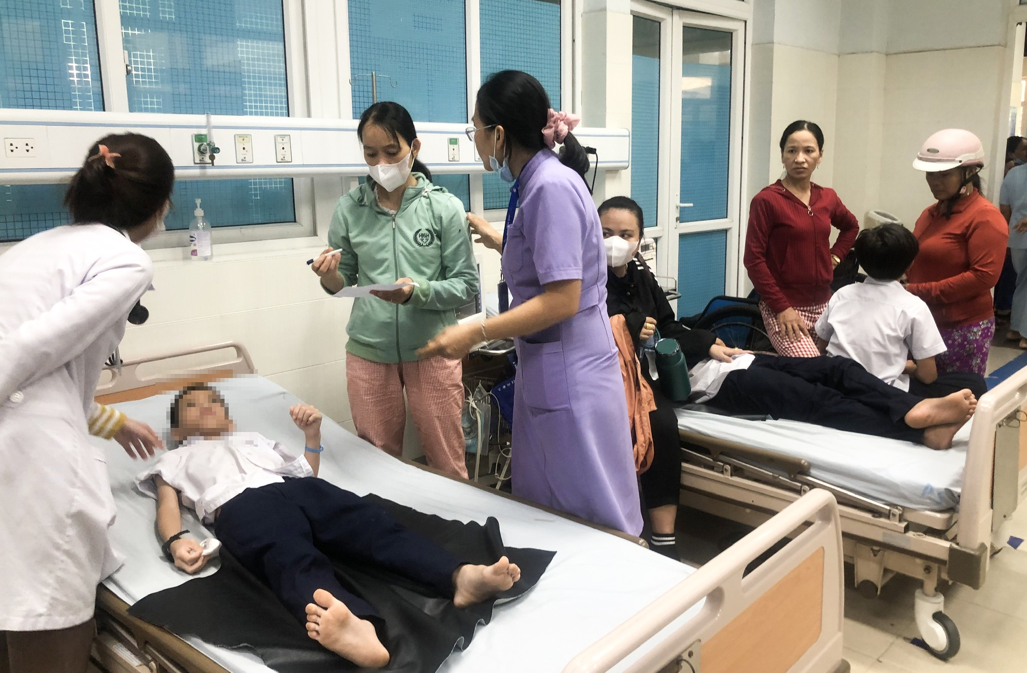 Hàng chục học sinh ở Quảng Ngãi nhập viện nghi bị ngộ độc thực phẩm - Ảnh 1. Hàng chục học sinh ở Quảng Ngãi nhập viện nghi bị ngộ độc thực phẩm - Ảnh 1.