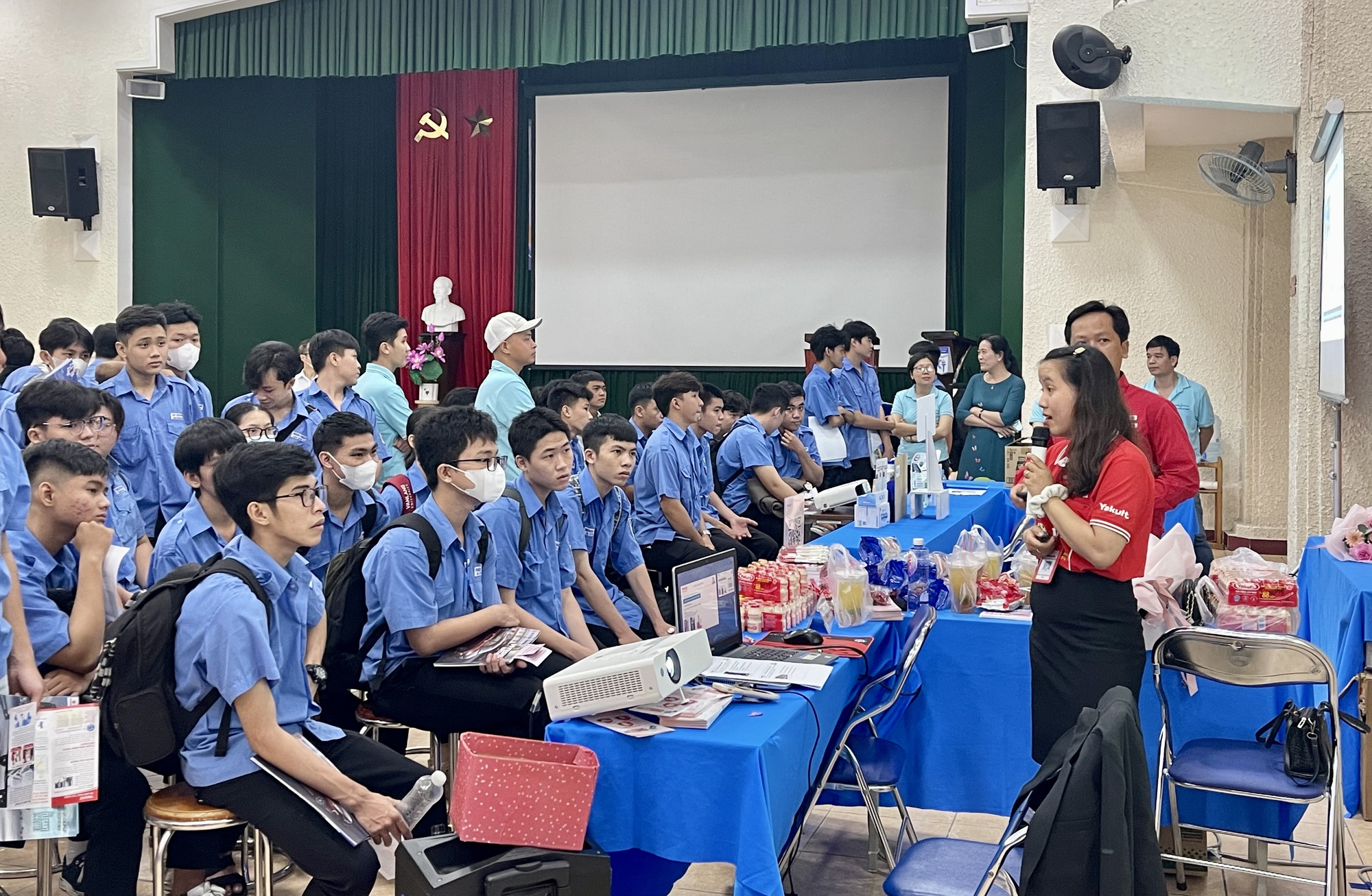 Hãng hàng không Nhật Bản đến trường CĐ tuyển dụng sinh viên - Ảnh 1. Hãng hàng không Nhật Bản đến trường CĐ tuyển dụng sinh viên - Ảnh 1.