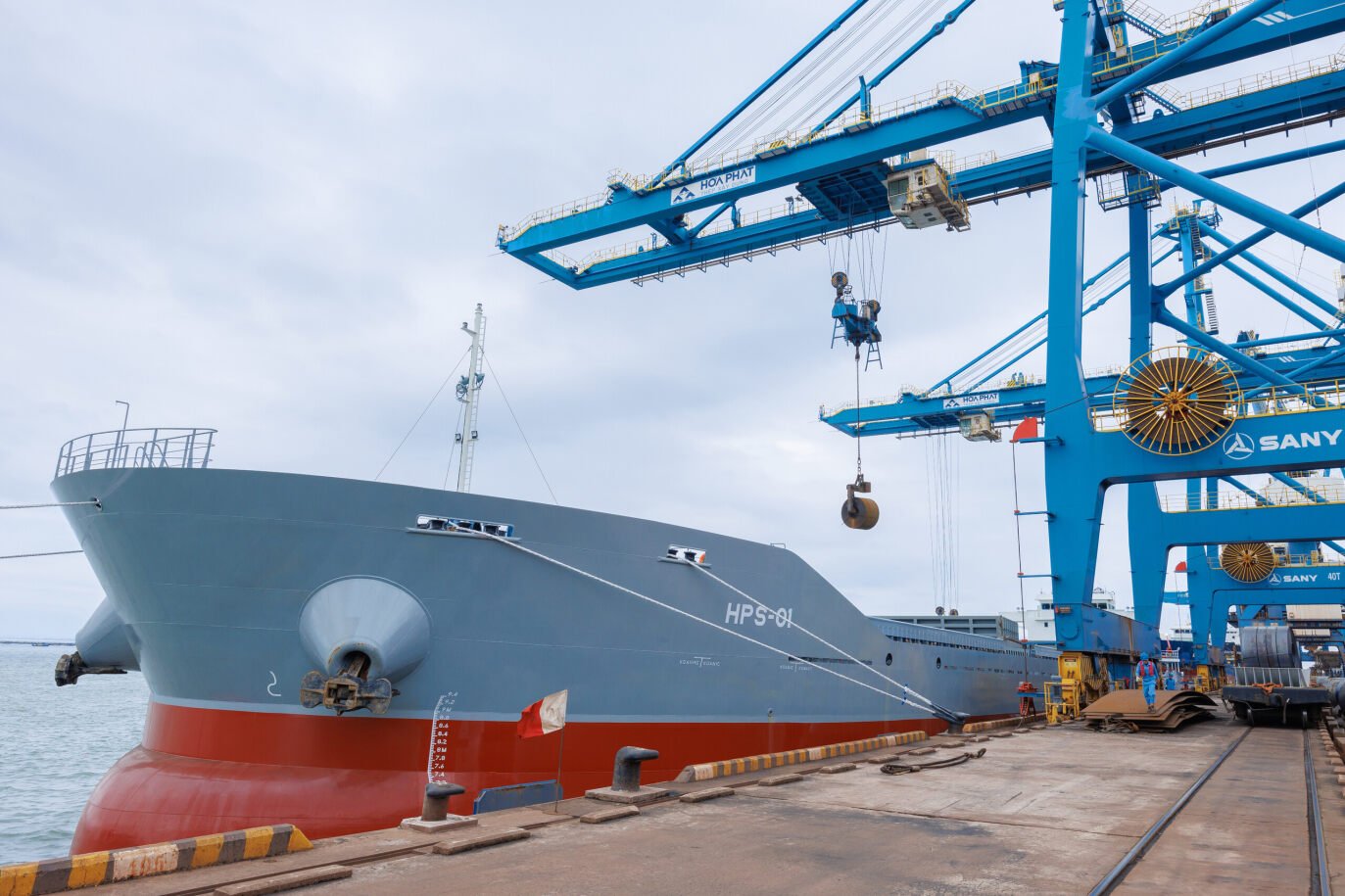 Hòa phát chính thức khai thác chiếc tàu tự đóng đầu tiên - Ảnh 1. Hòa phát chính thức khai thác chiếc tàu tự đóng đầu tiên - Ảnh 1.