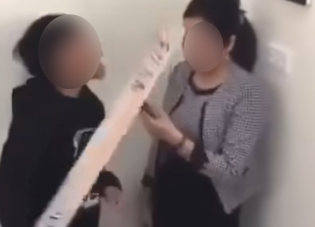 Vụ học sinh ném dép, dồn cô giáo vào góc tường: nên chuyển công tác giáo viên - Ảnh 1. Vụ học sinh ném dép, dồn cô giáo vào góc tường: nên chuyển công tác giáo viên - Ảnh 1.