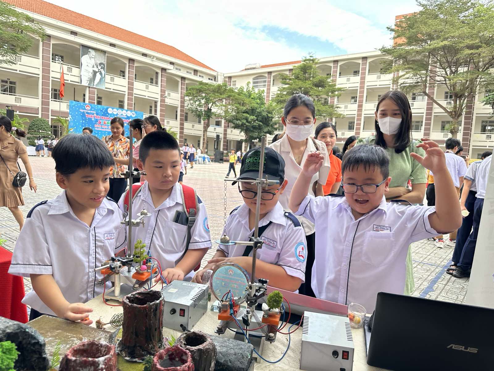 Học sinh hào hứng trải nghiệm nghiên cứu khoa học từ thực tiễn - Ảnh 1. Học sinh hào hứng trải nghiệm nghiên cứu khoa học từ thực tiễn - Ảnh 1.